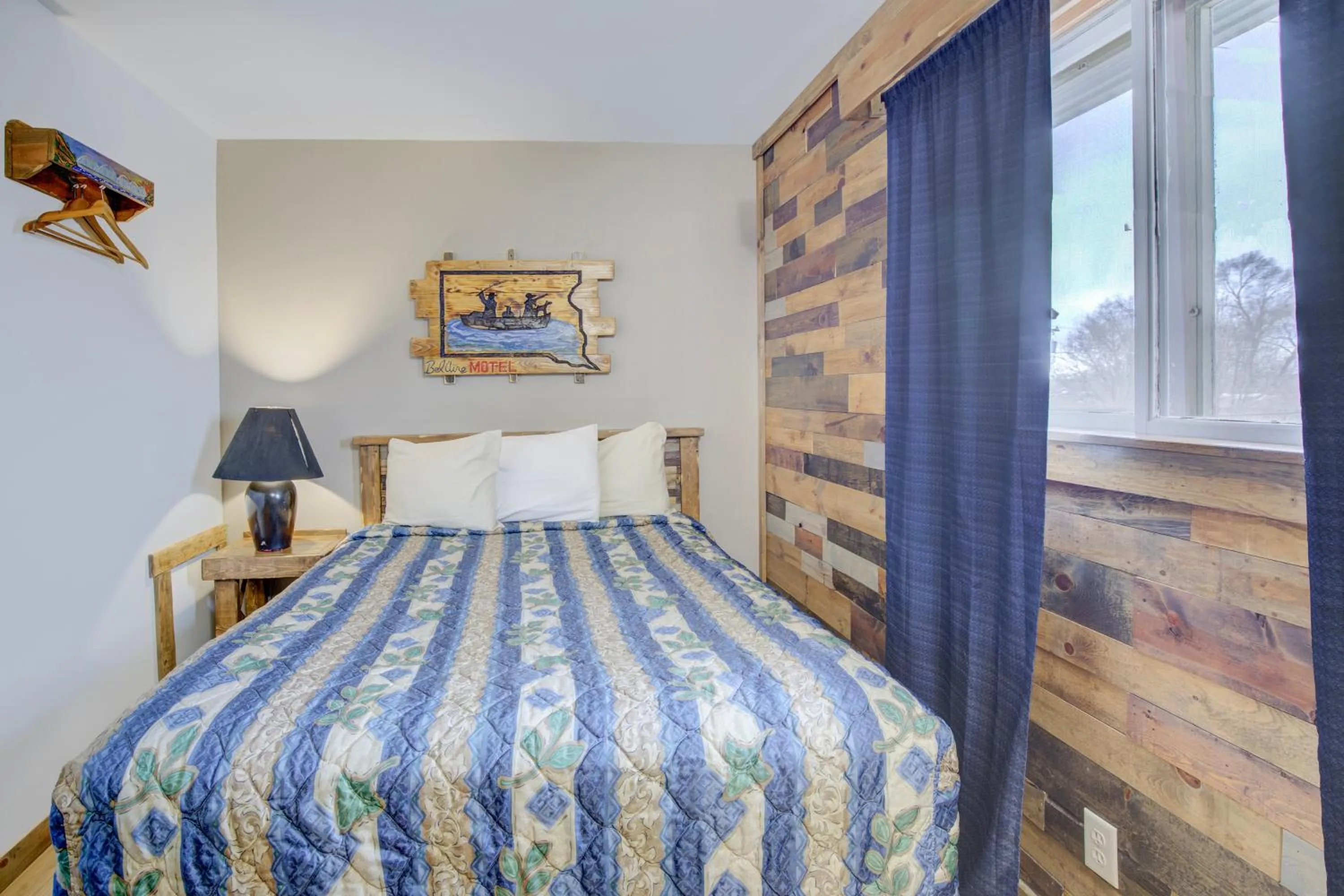 Bedroom, Bed in Bel Aire Motel Chamberlain Near Missouri River I 90