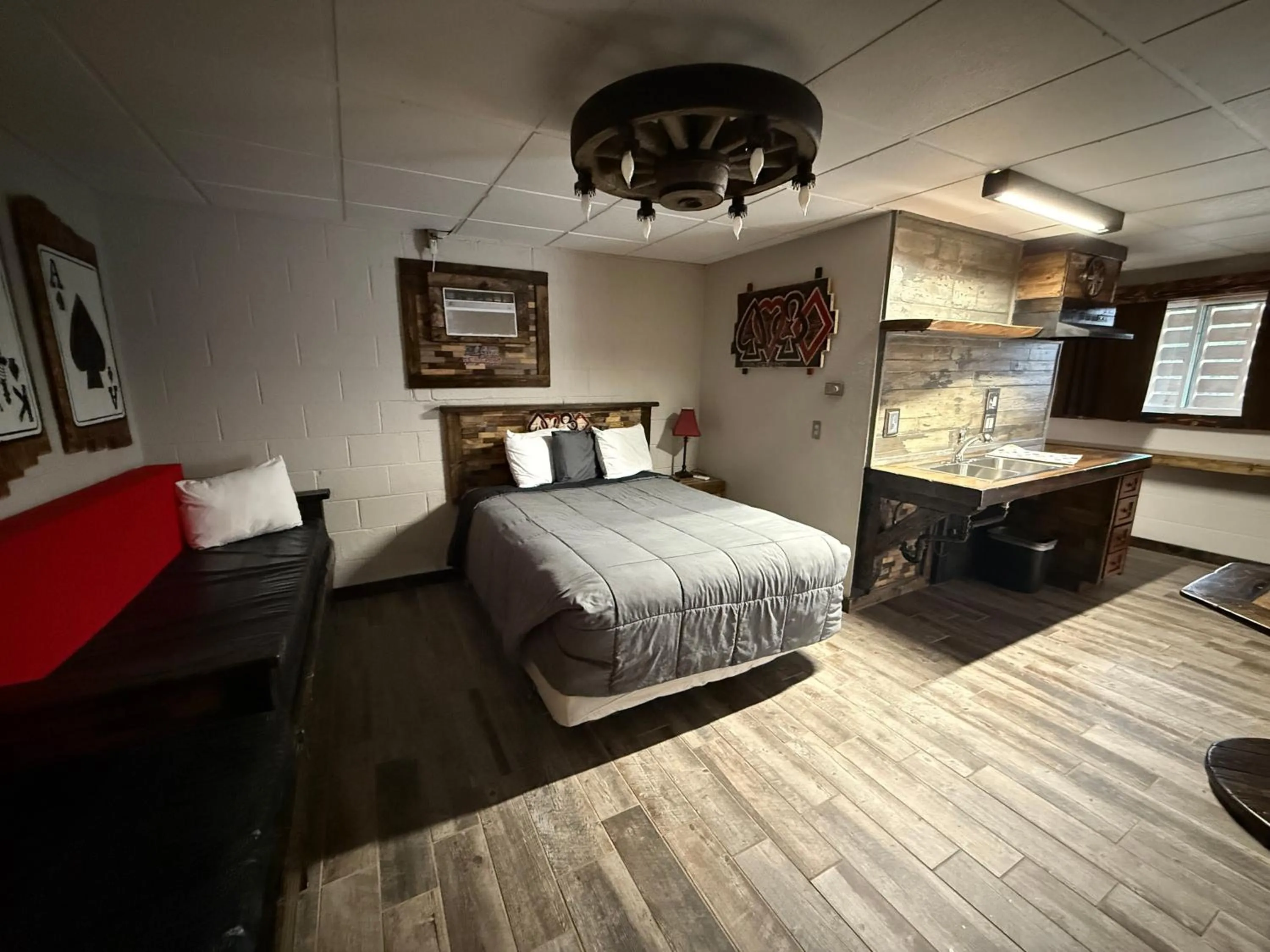 Bedroom, Bed in Hotel O Bel Aire Chamberlain SD I 90