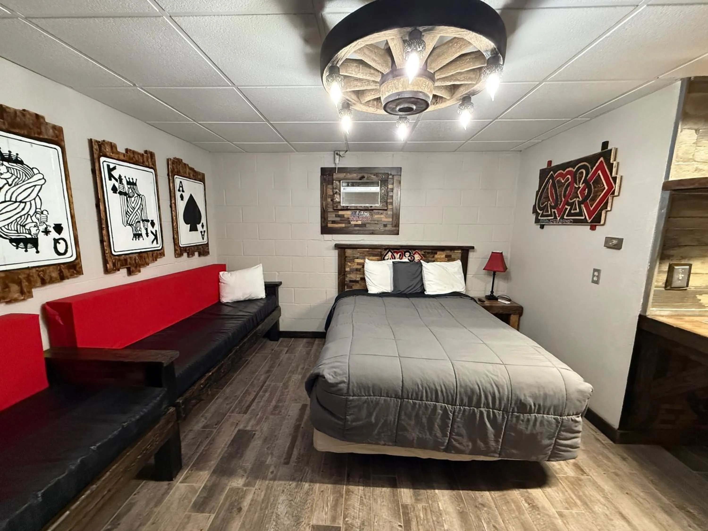 Bedroom, Bed in Hotel O Bel Aire Chamberlain SD I 90