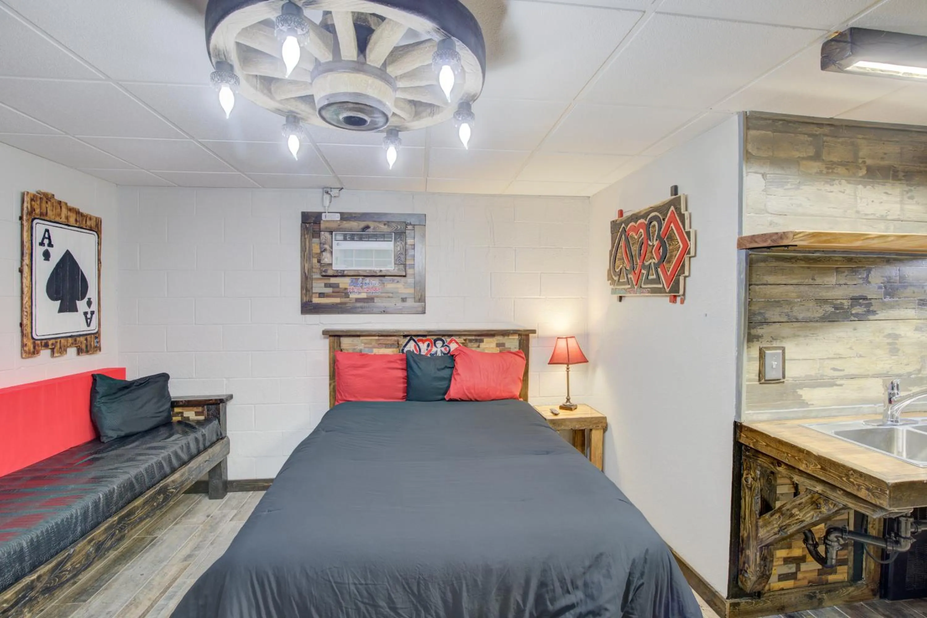 Bedroom, Bed in Bel Aire Motel Chamberlain Near Missouri River I 90