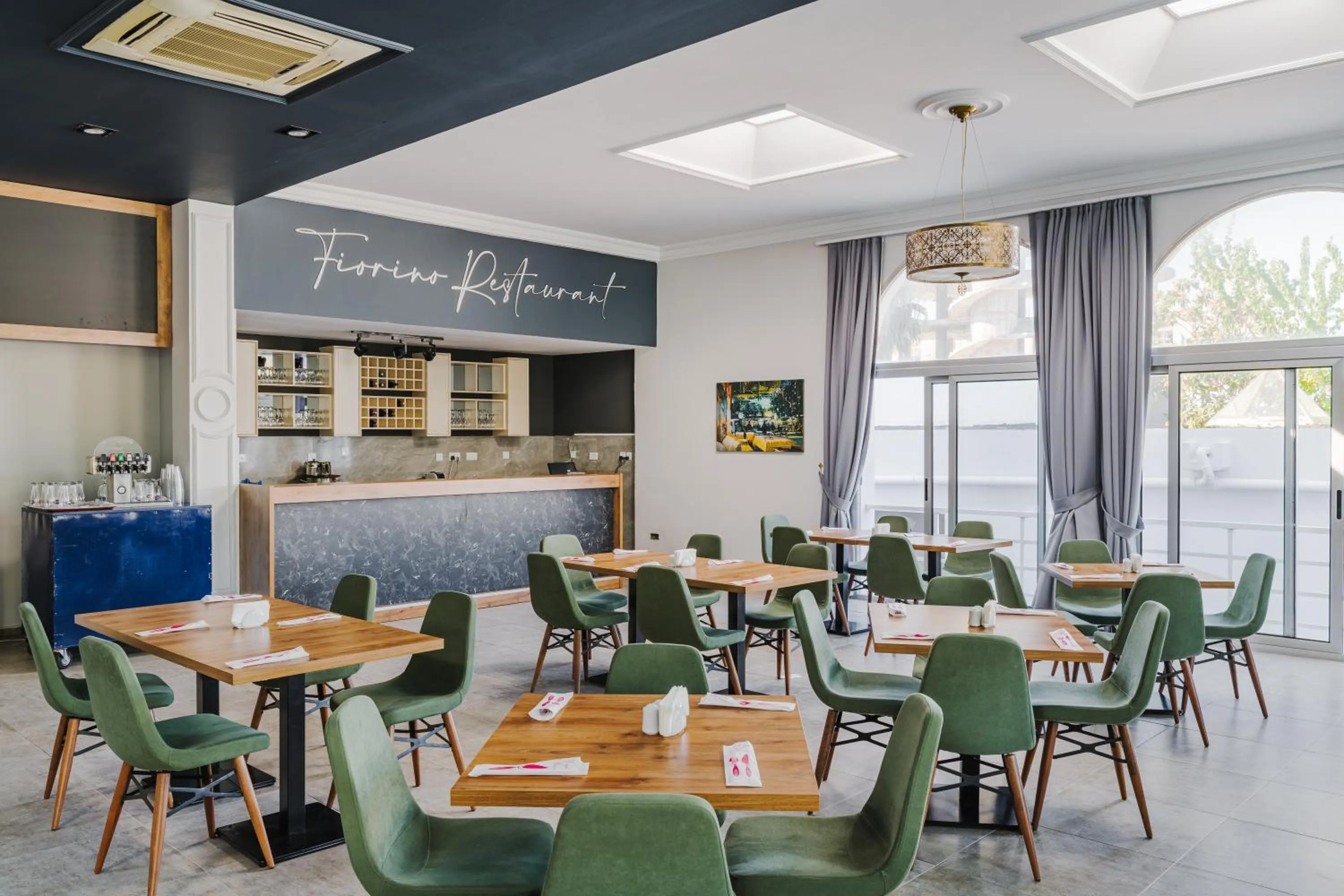 Lounge or bar in UPTOWN Büyük Anadolu Girne Hotel