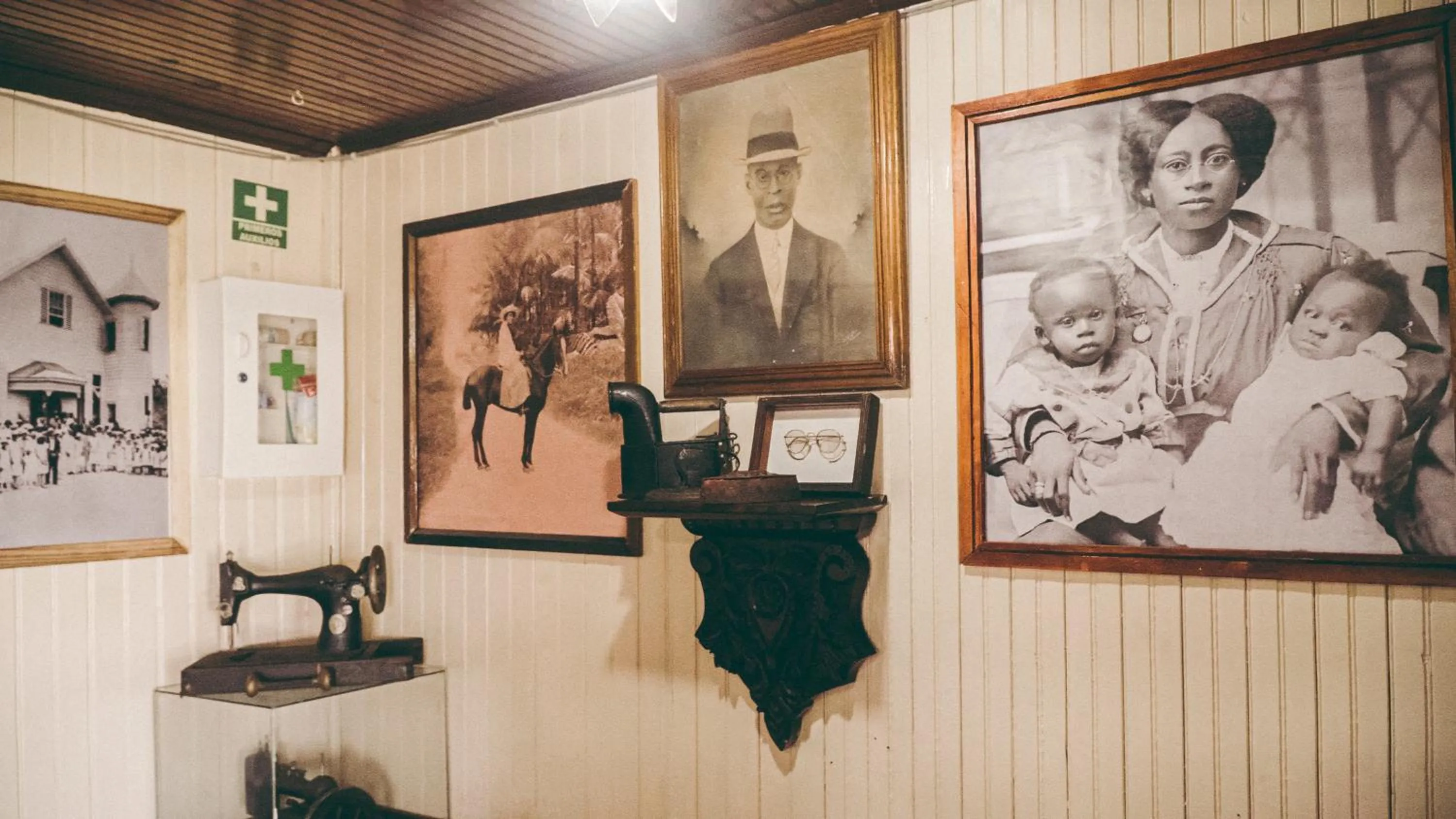 Entertainment in Posada Nativa Miss Trinie