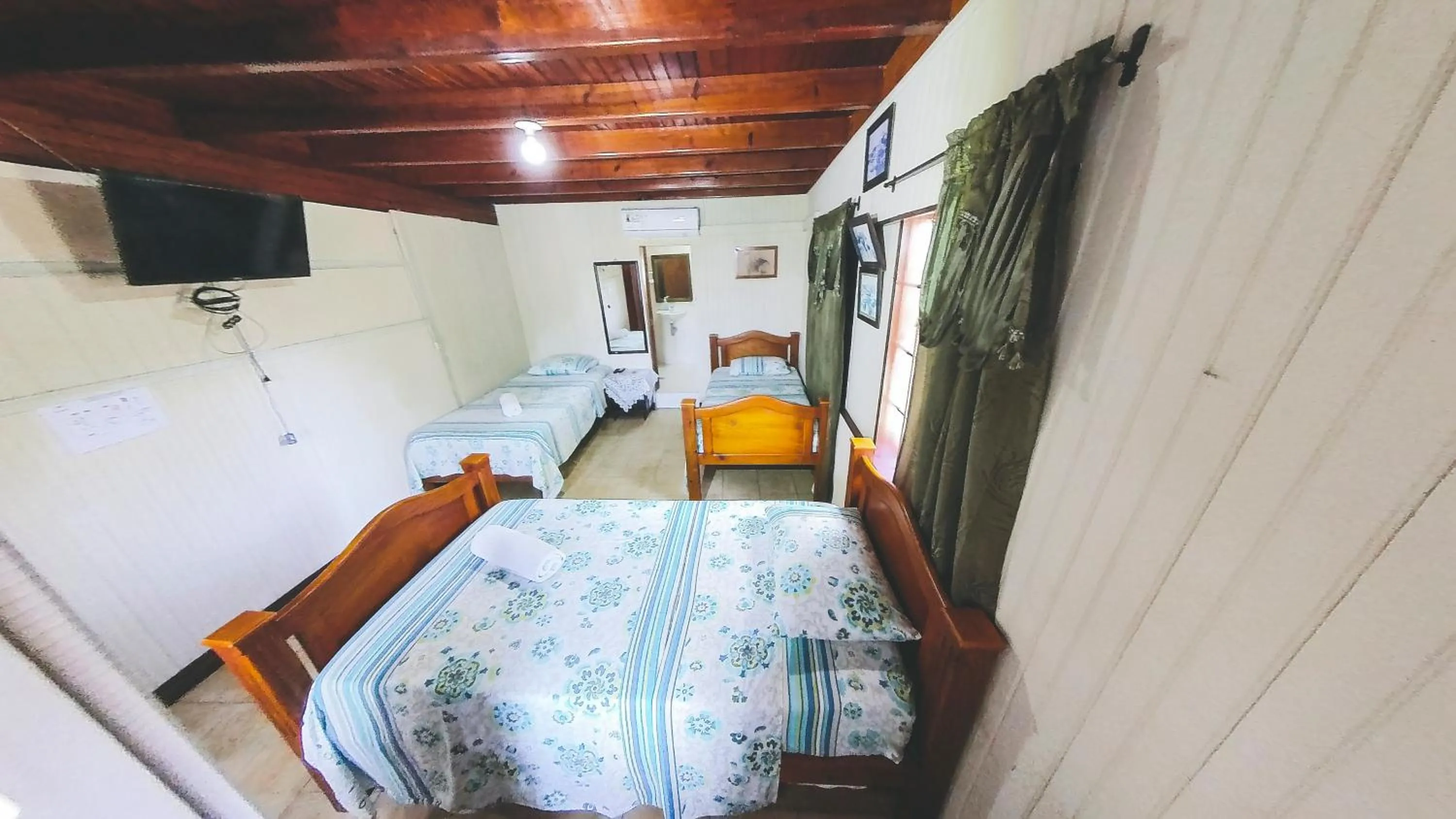 TV and multimedia, Bed in Posada Nativa Miss Trinie