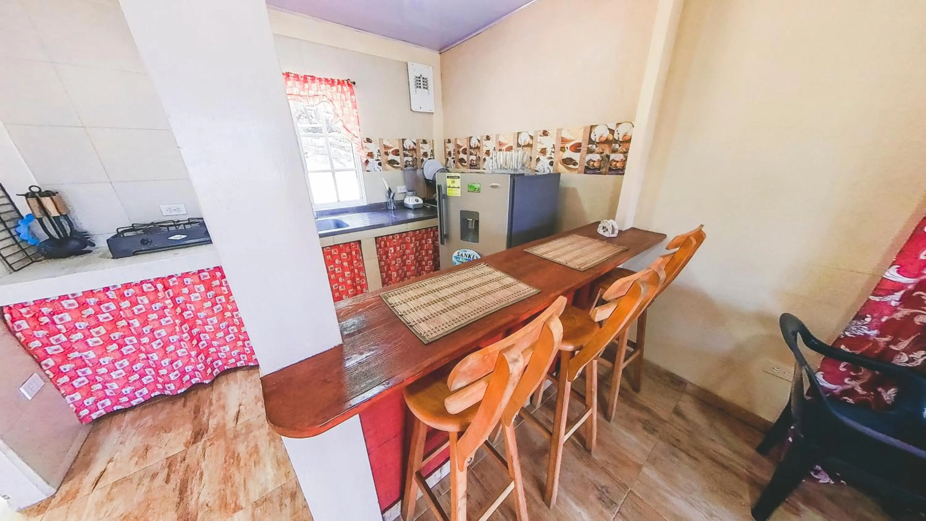 Dining area in Posada Nativa Miss Trinie