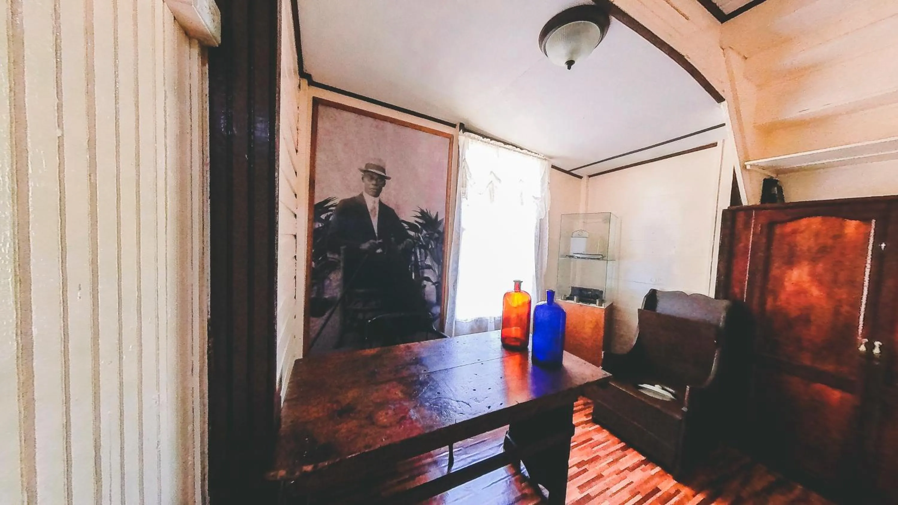 Entertainment in Posada Nativa Miss Trinie