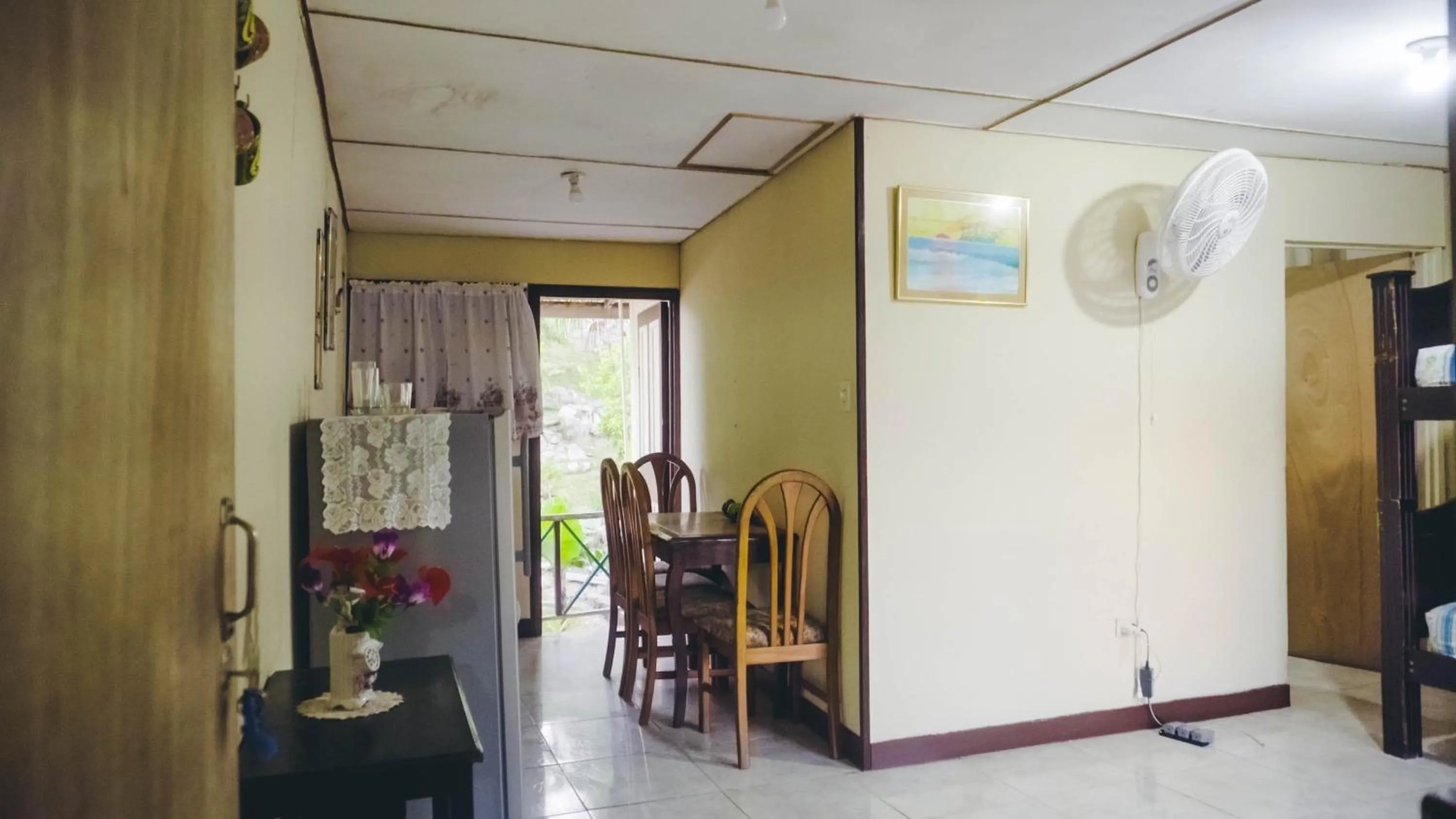 Dining area in Posada Nativa Miss Trinie