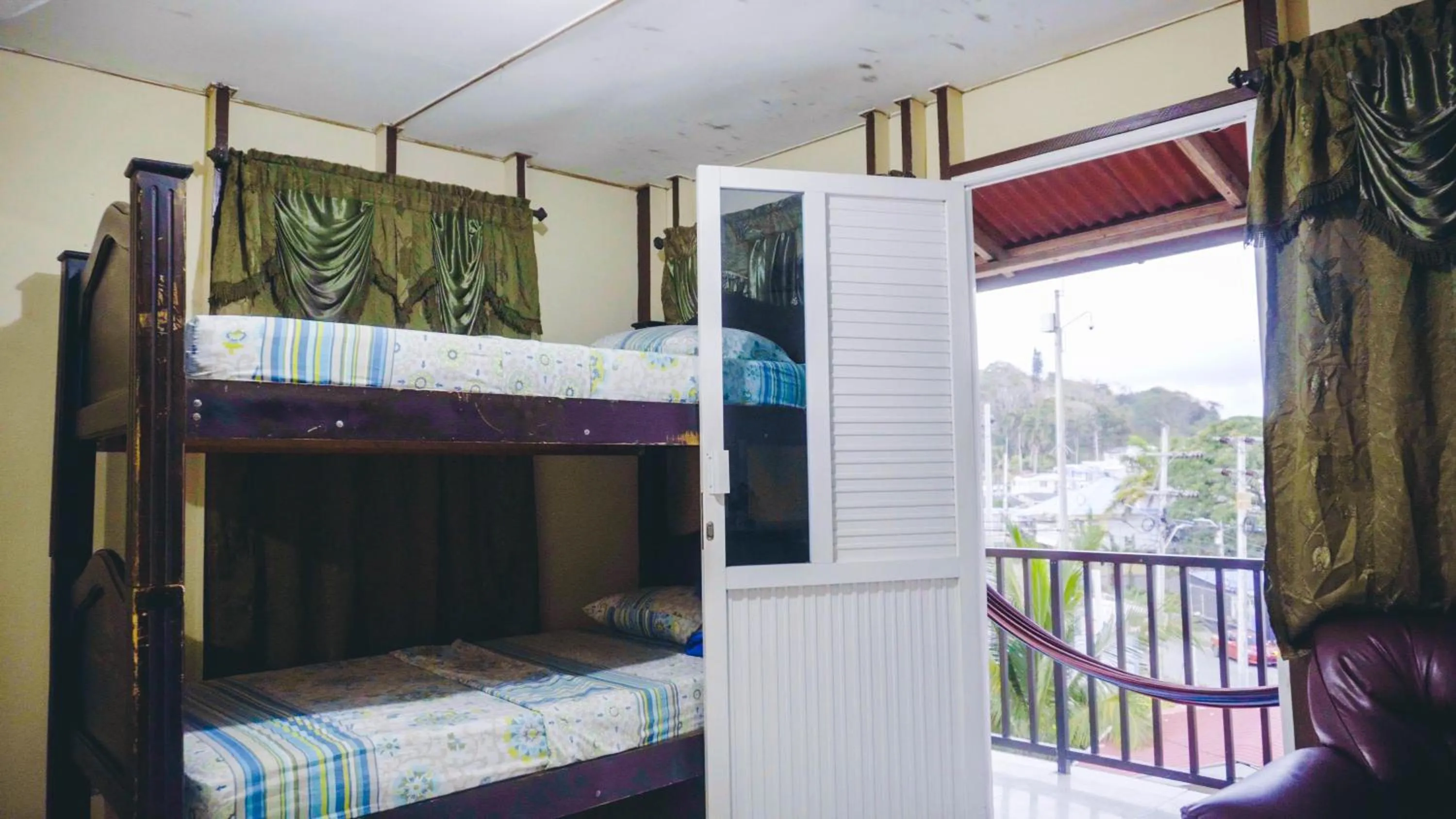 Garden view, Bed in Posada Nativa Miss Trinie