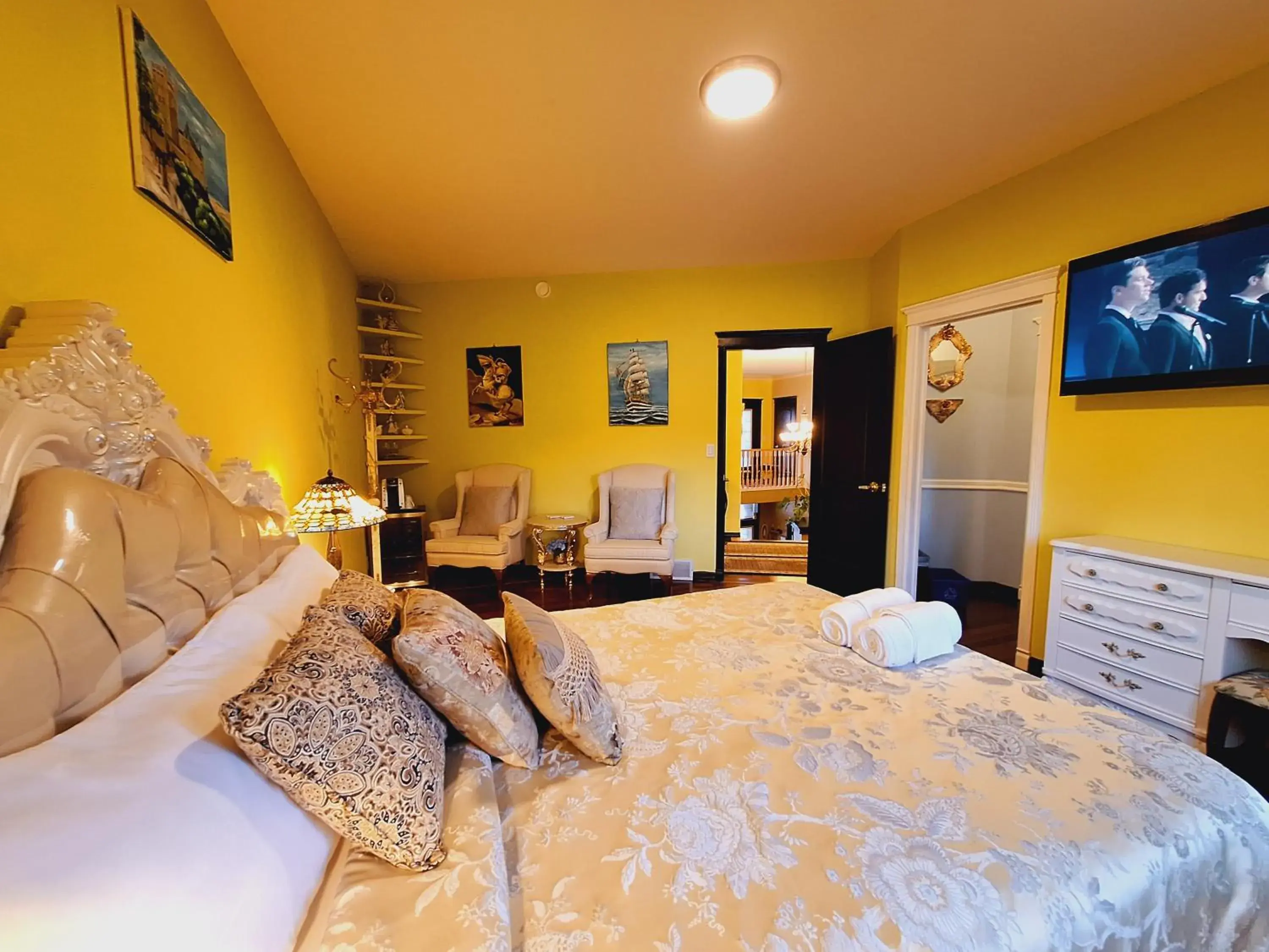 Deluxe Queen Suite in Villa Bellissimo FranTalia - Néo-Classical Résidence & Galleriséum Deluxe Queen Suite in Villa Bellissimo FranTalia - Néo-Classical Résidence & Galleriséum