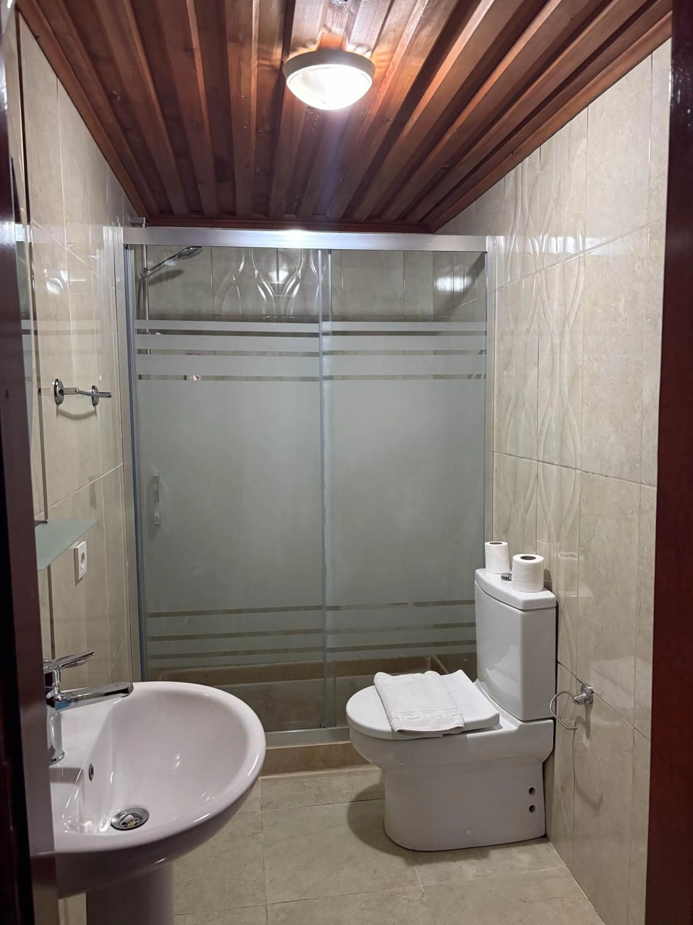 Shower in Akay Hotel