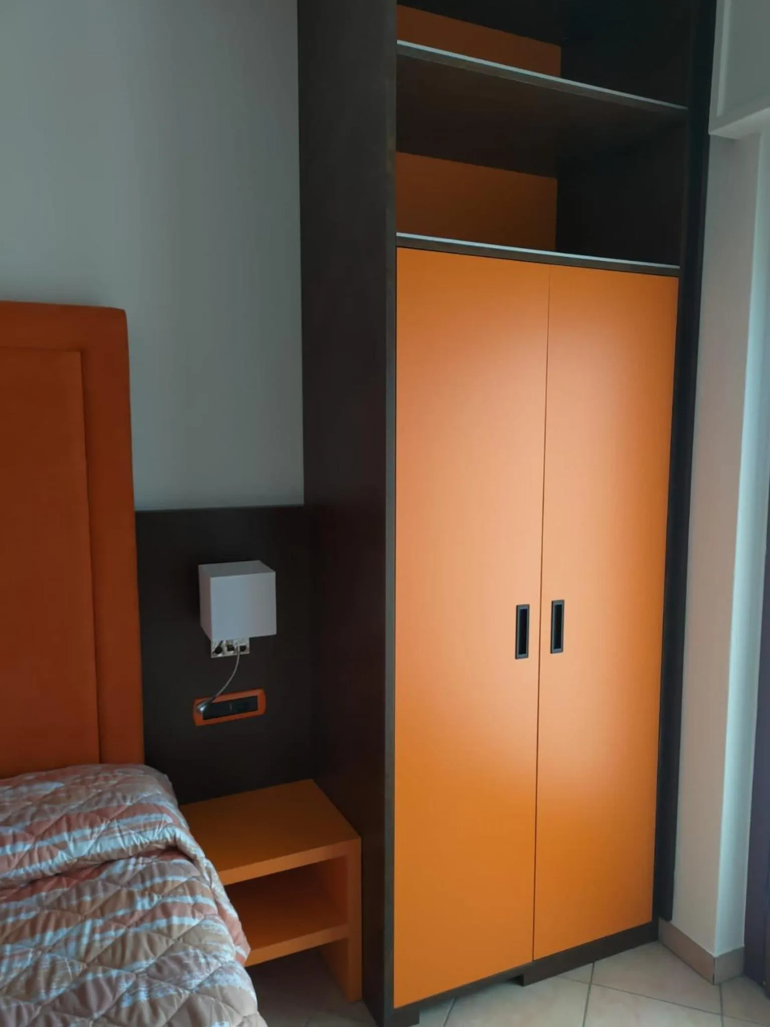 wardrobe, Bed in Albergo Casa Este
