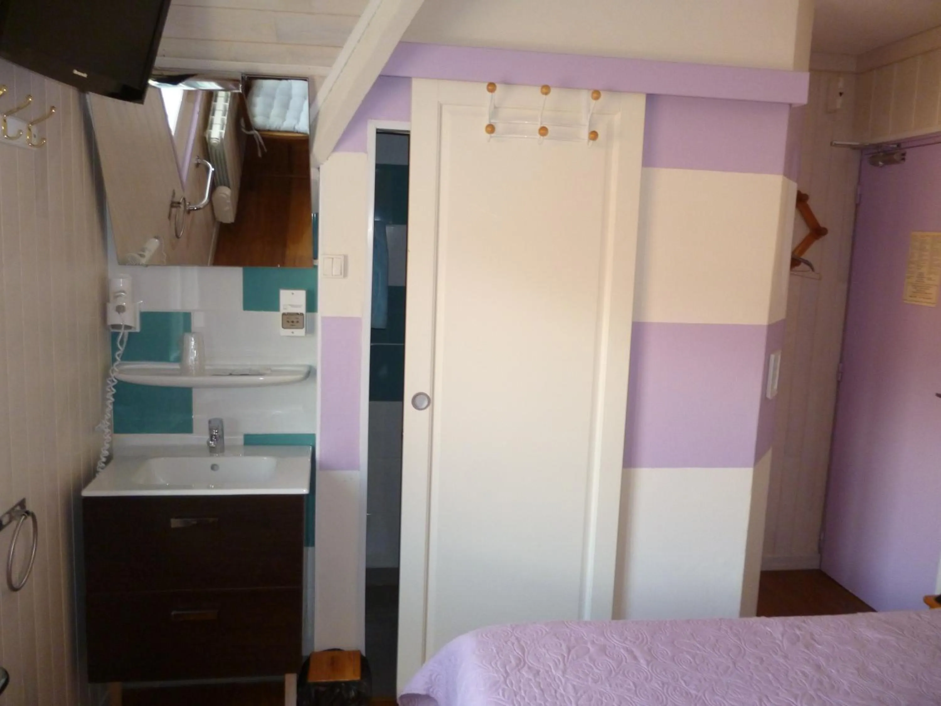 Decorative detail, Bed in Auberge des Etangs