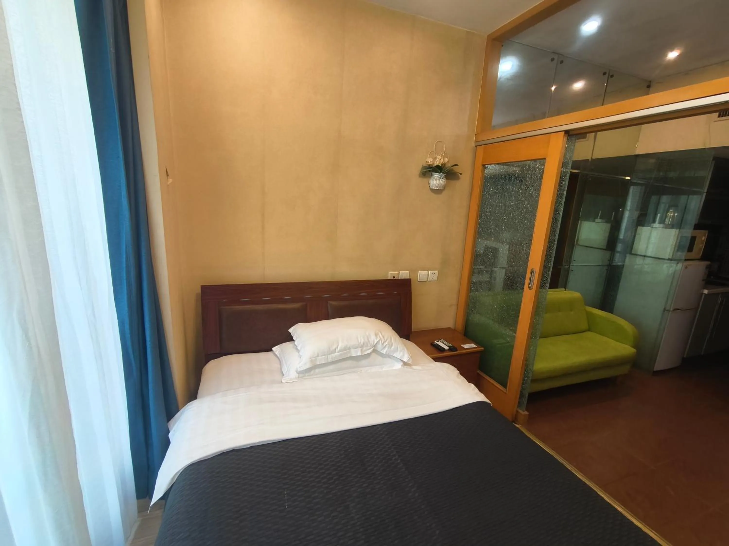 Photo of the whole room, Bed in Xinshikong Apartments- Abest Zhongshan Park No.1