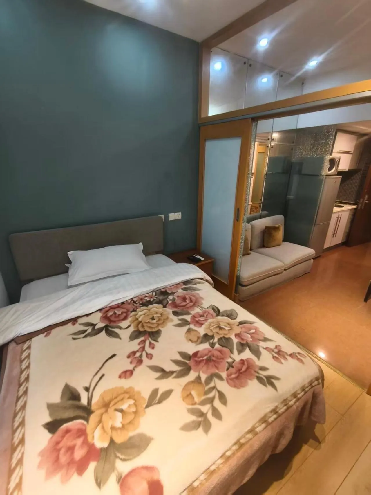Photo of the whole room, Bed in Xinshikong Apartments- Abest Zhongshan Park No.1