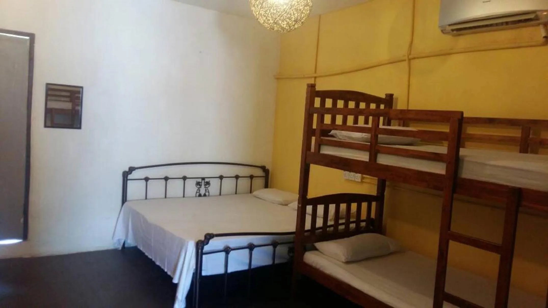 Bed in Cocoa Mews Cafe and Homestay