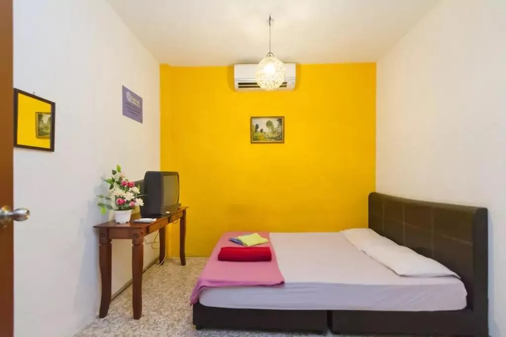 Bed in Cocoa Mews Cafe and Homestay