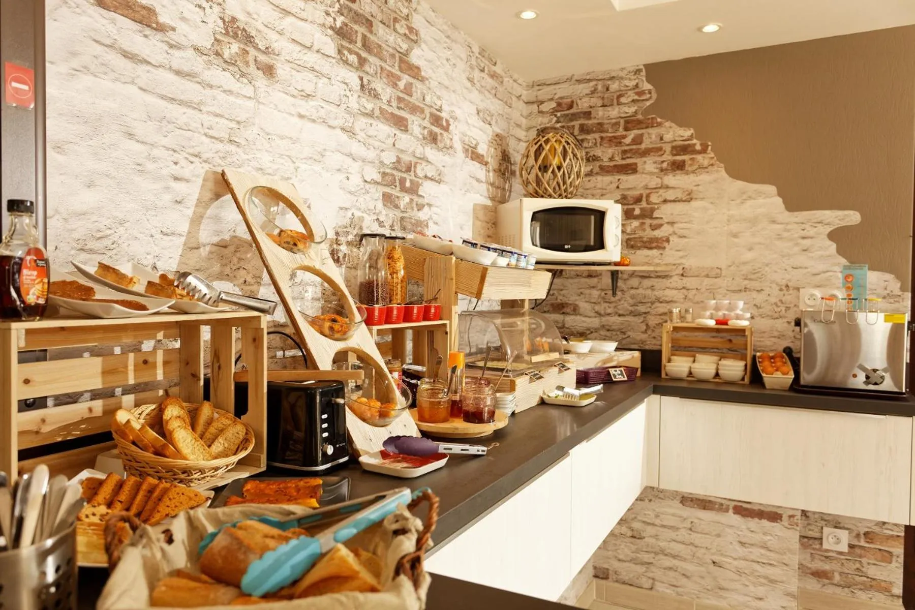 Food and drinks in Hôtel Les Gabarres