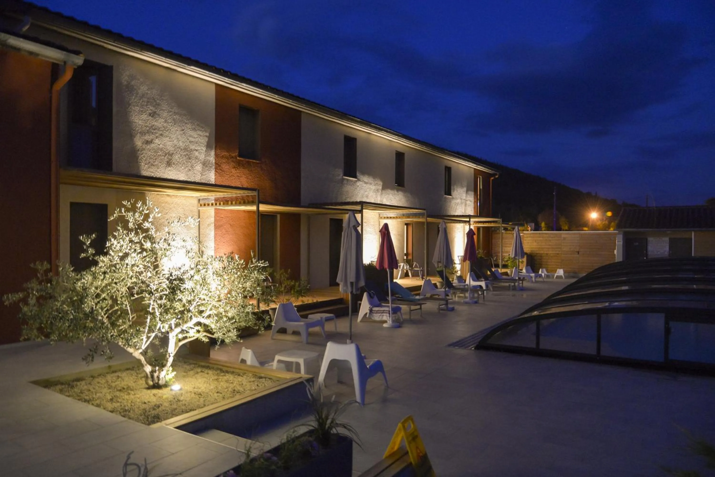 Patio in Hôtel Les Gabarres