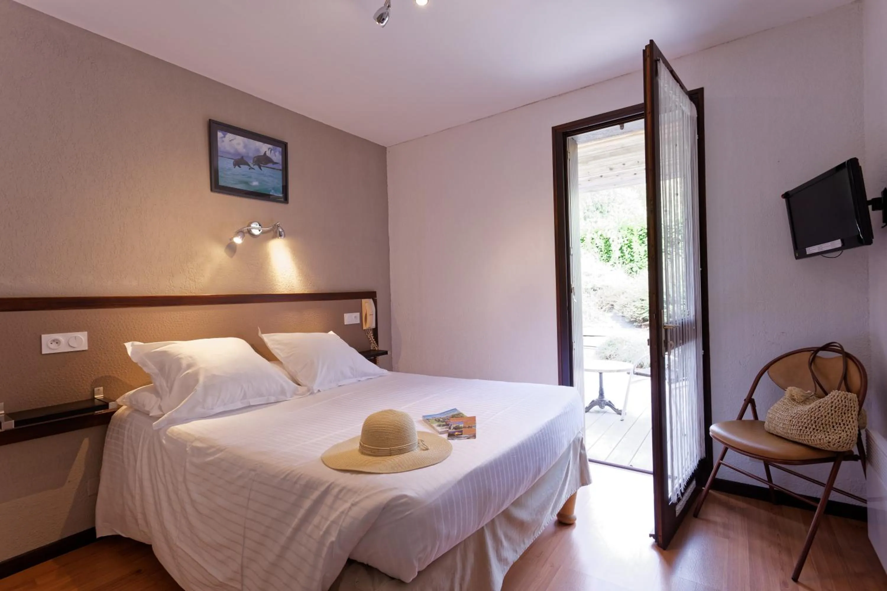 Bedroom, Bed in Hôtel Les Gabarres