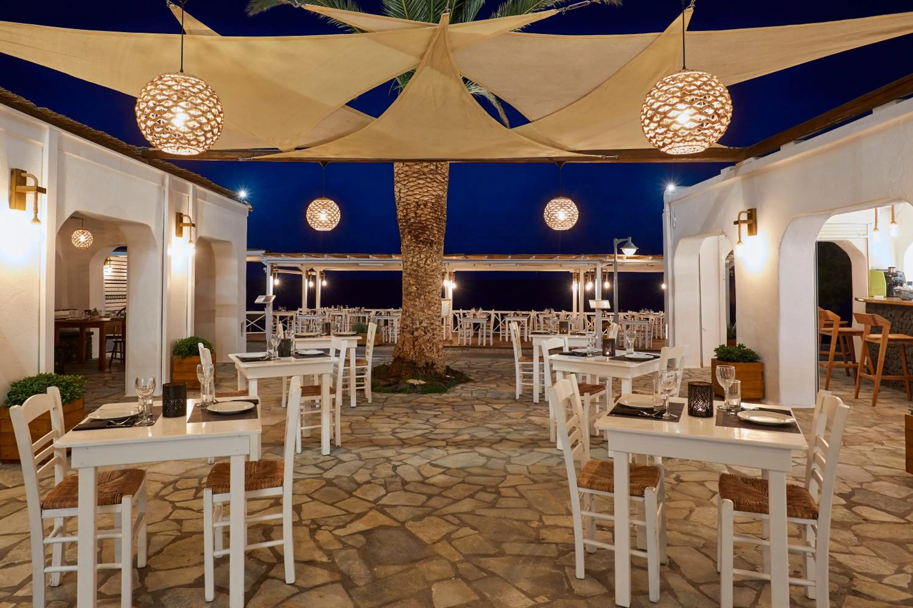 Restaurant/places to eat in Hotel Sunshine