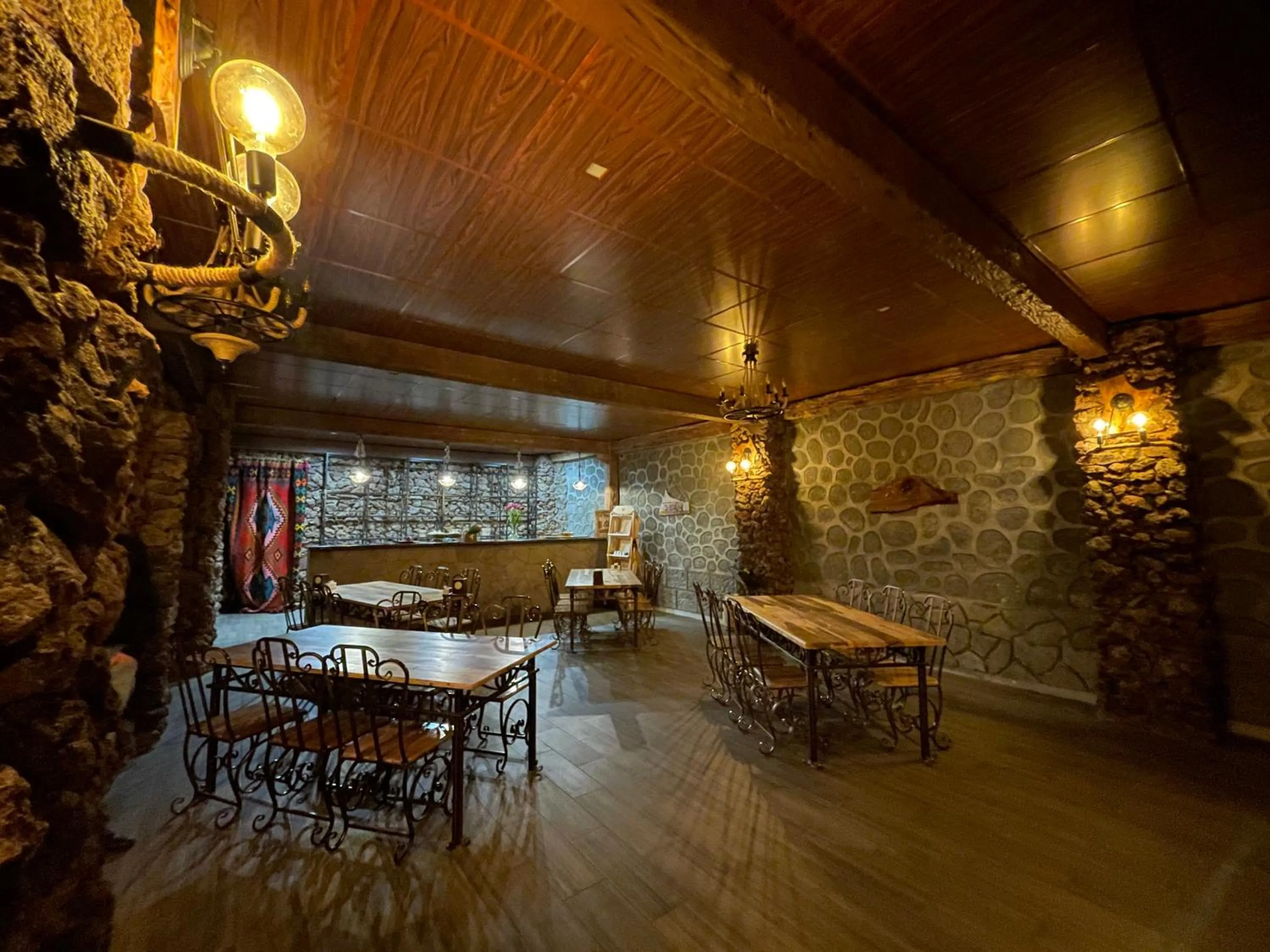 Restaurant/places to eat in Mina Hotel