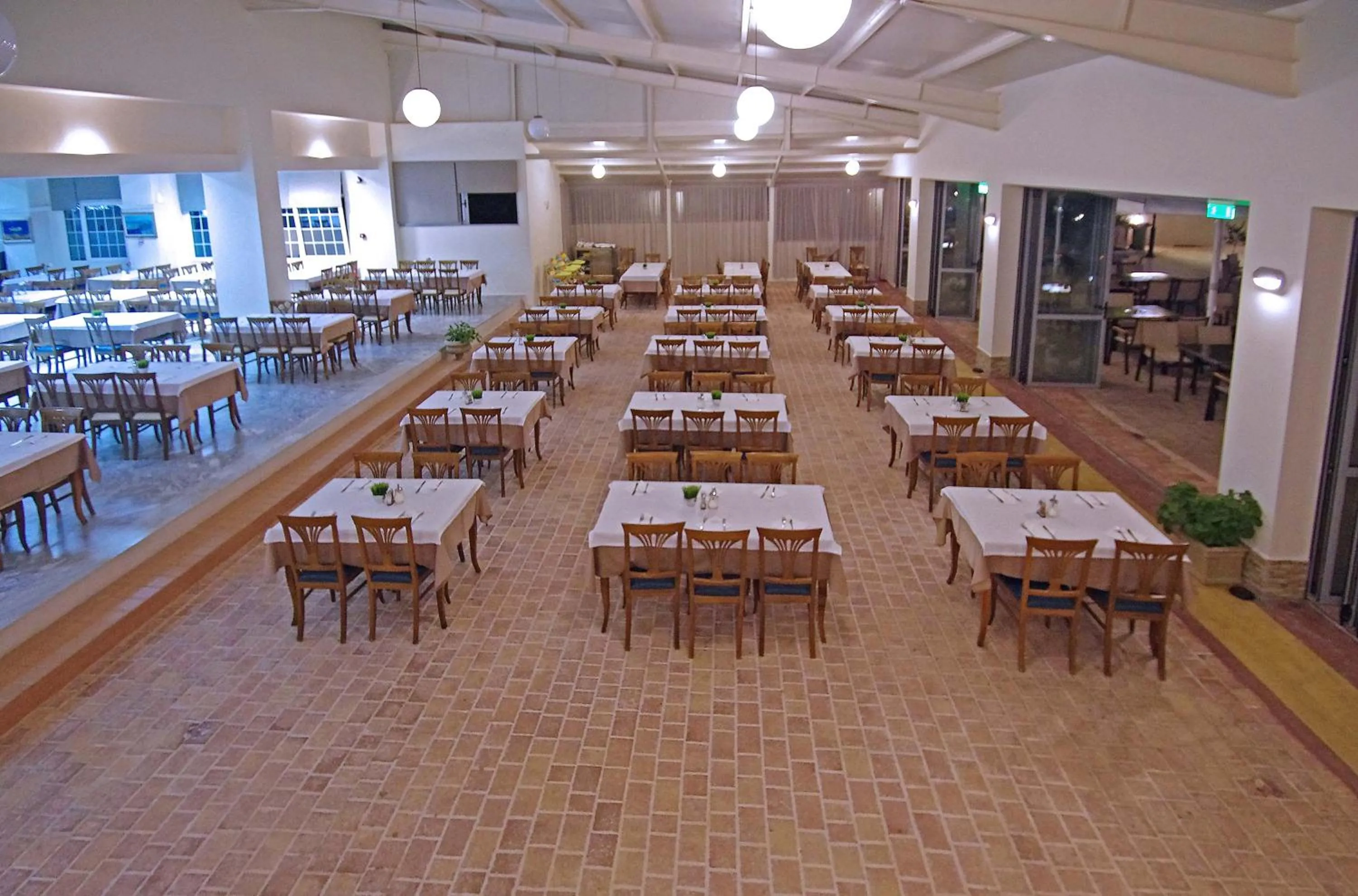 Restaurant/places to eat in Sun Beach Hotel