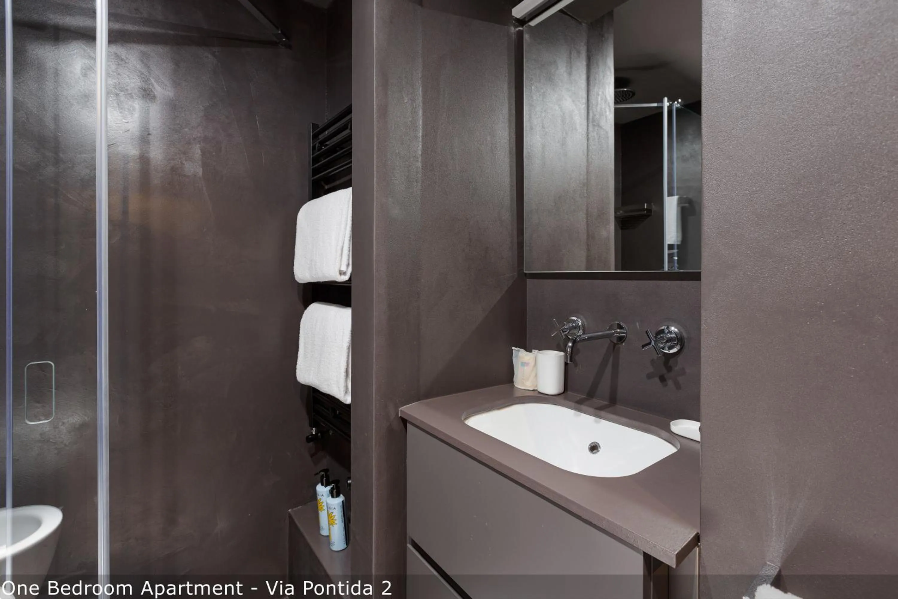 Shower in Brera Apartments in Moscova