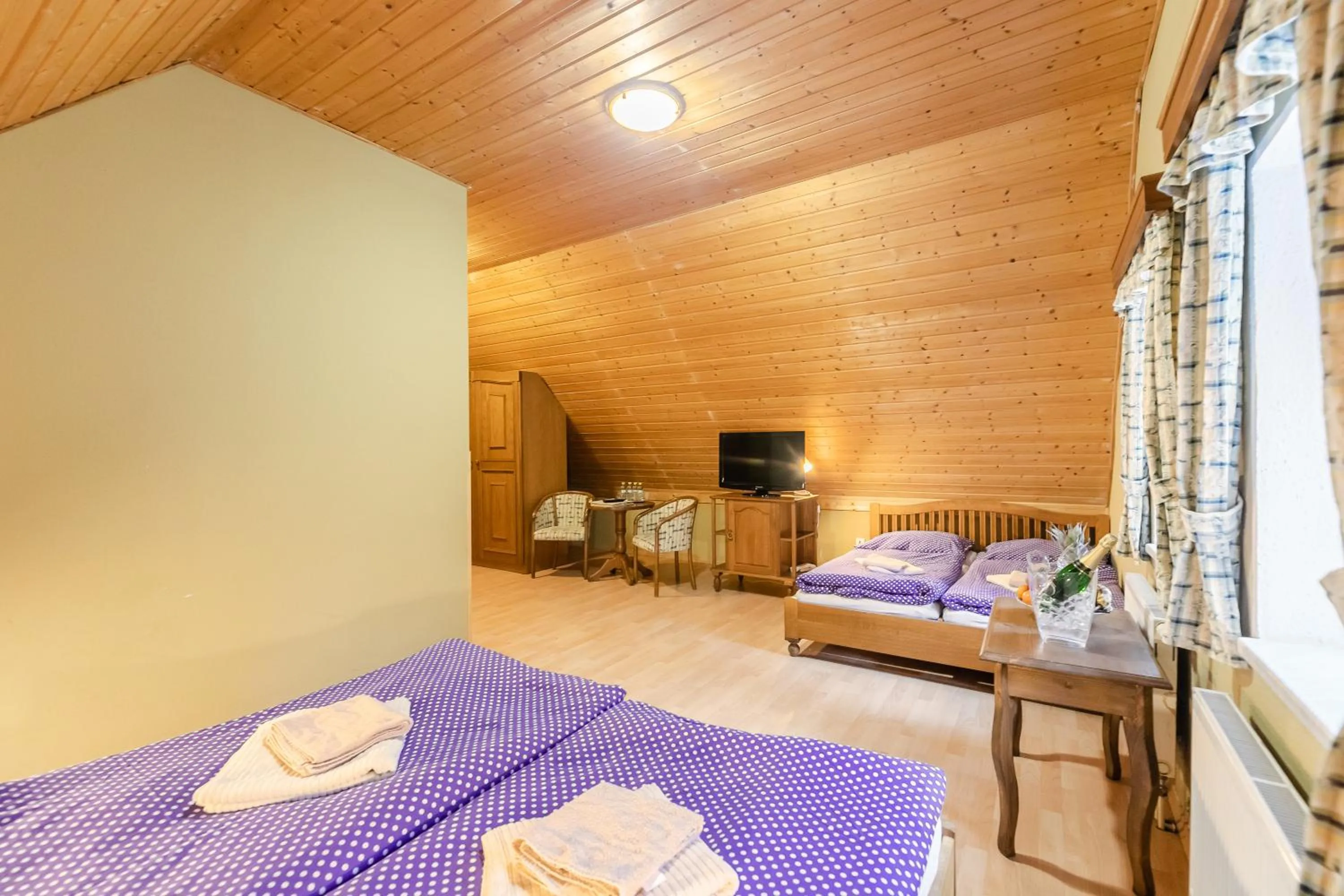 Living room, Bed in Hotel Perla Jizery