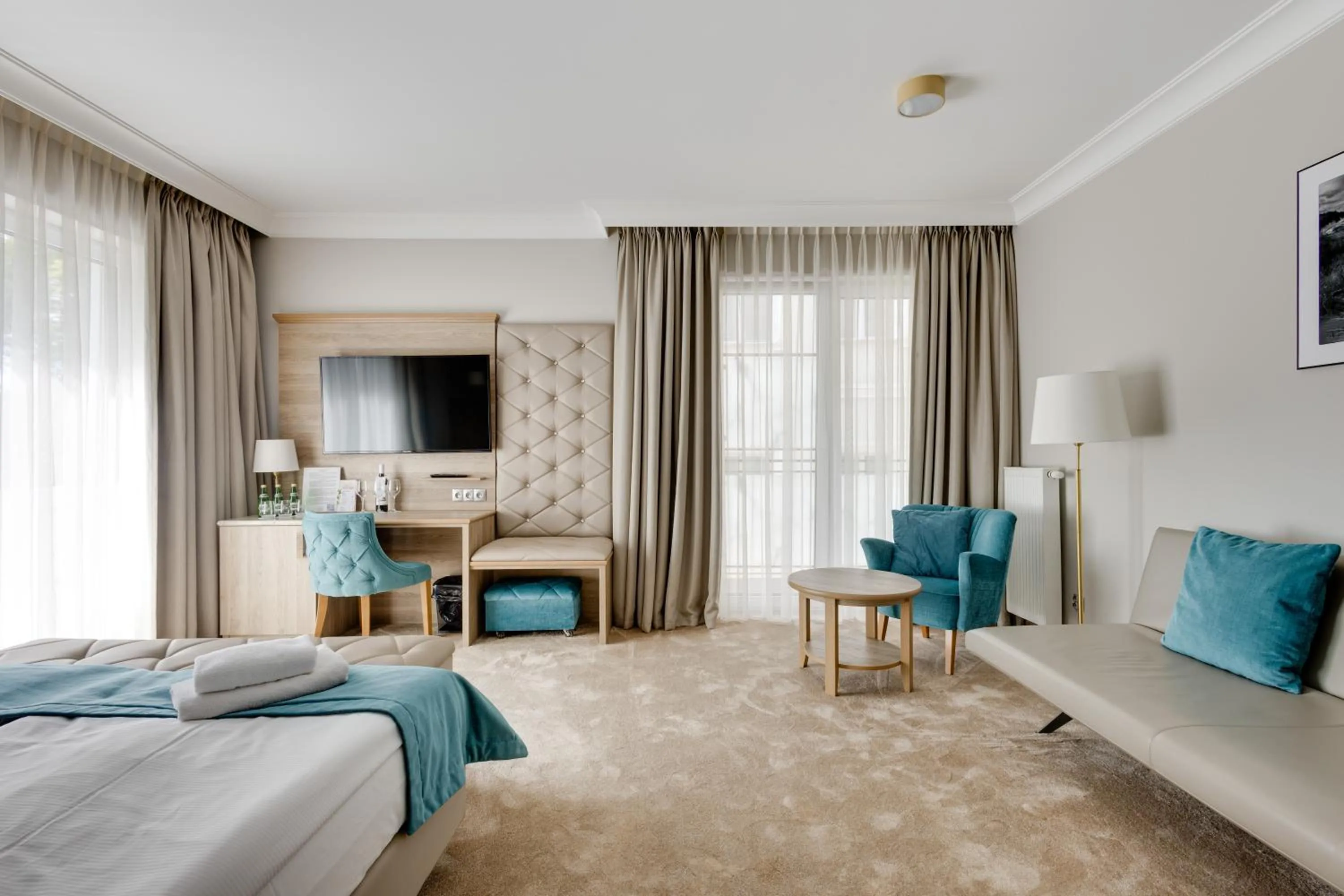 Communal lounge/ TV room, Bed in Villa Meduza