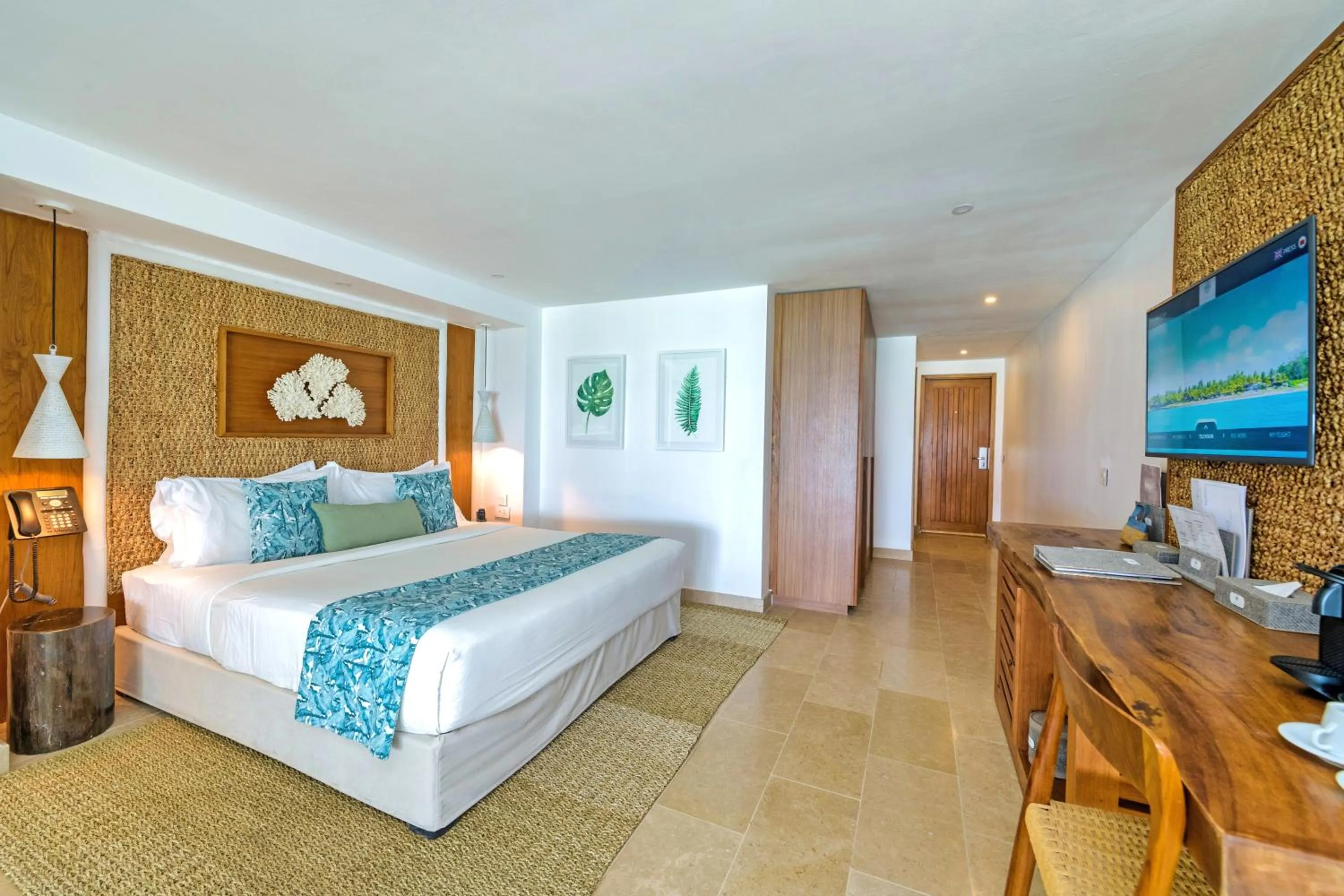 Coffee/tea facilities, Bed in Seasense Boutique Hotel & Spa