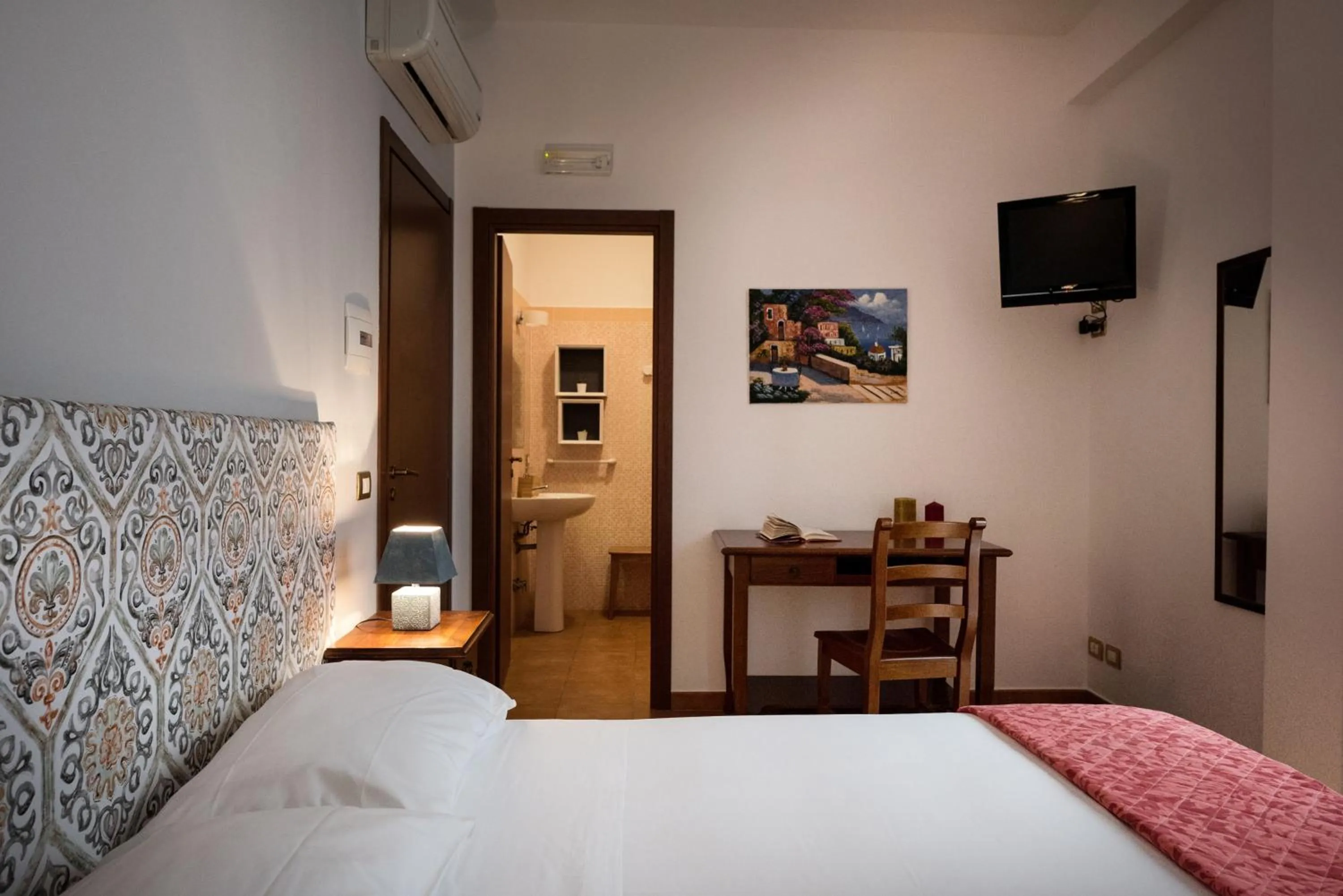 Photo of the whole room, Bed in Cabrera House