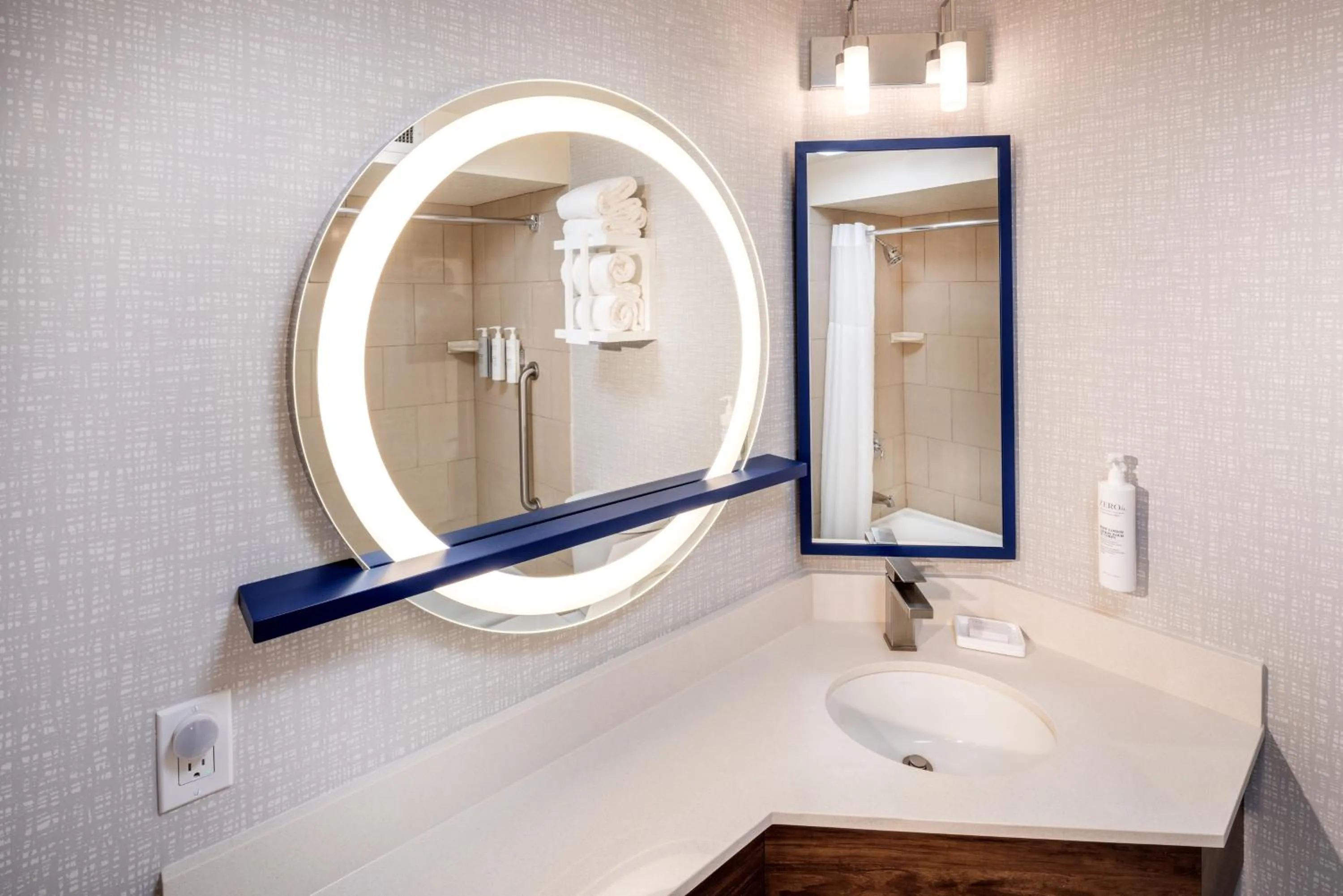 Bathroom in Hampton Inn Pullman