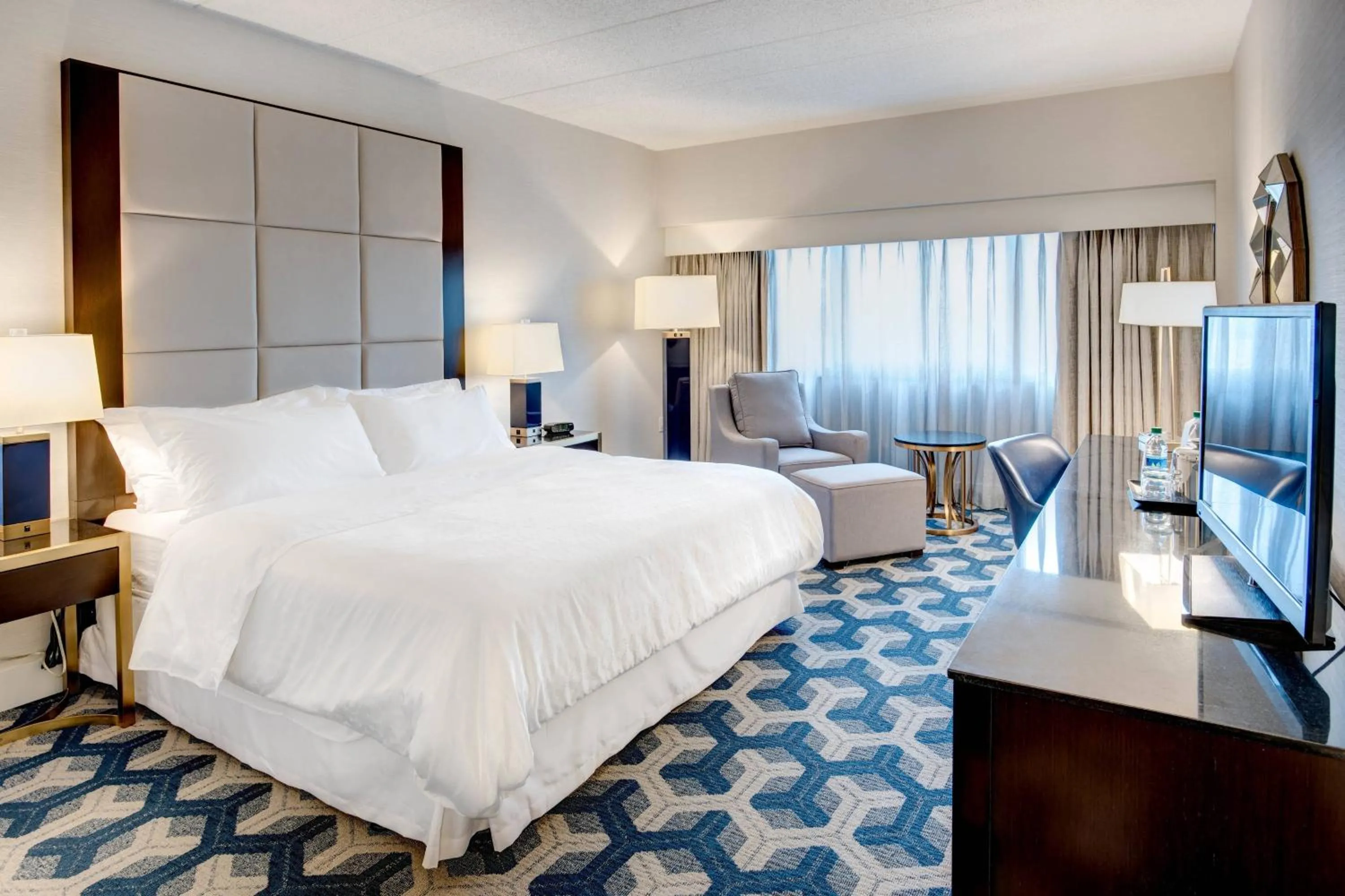 Photo of the whole room, Bed in Sheraton Eatontown Hotel