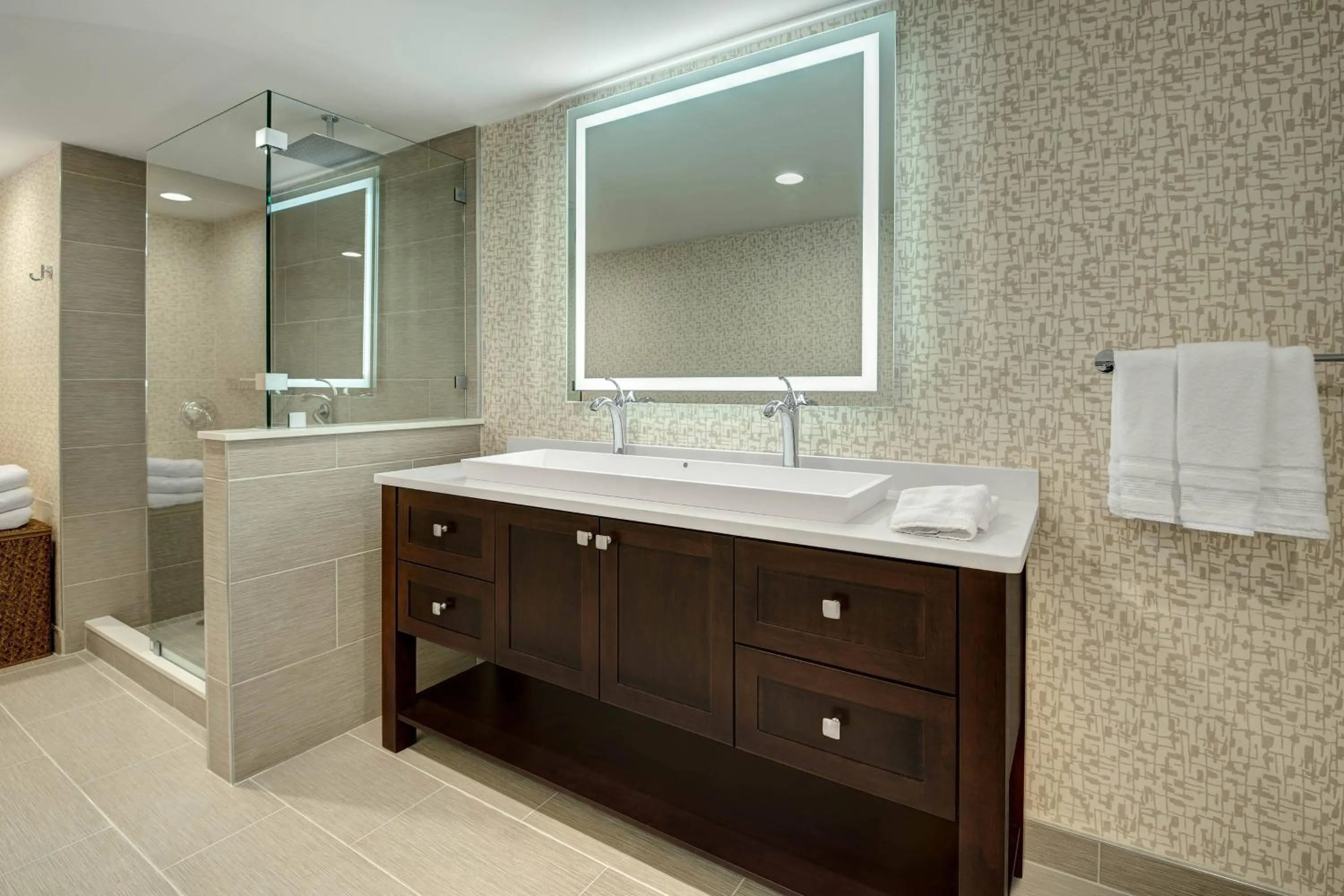 Bathroom in Sheraton Eatontown Hotel