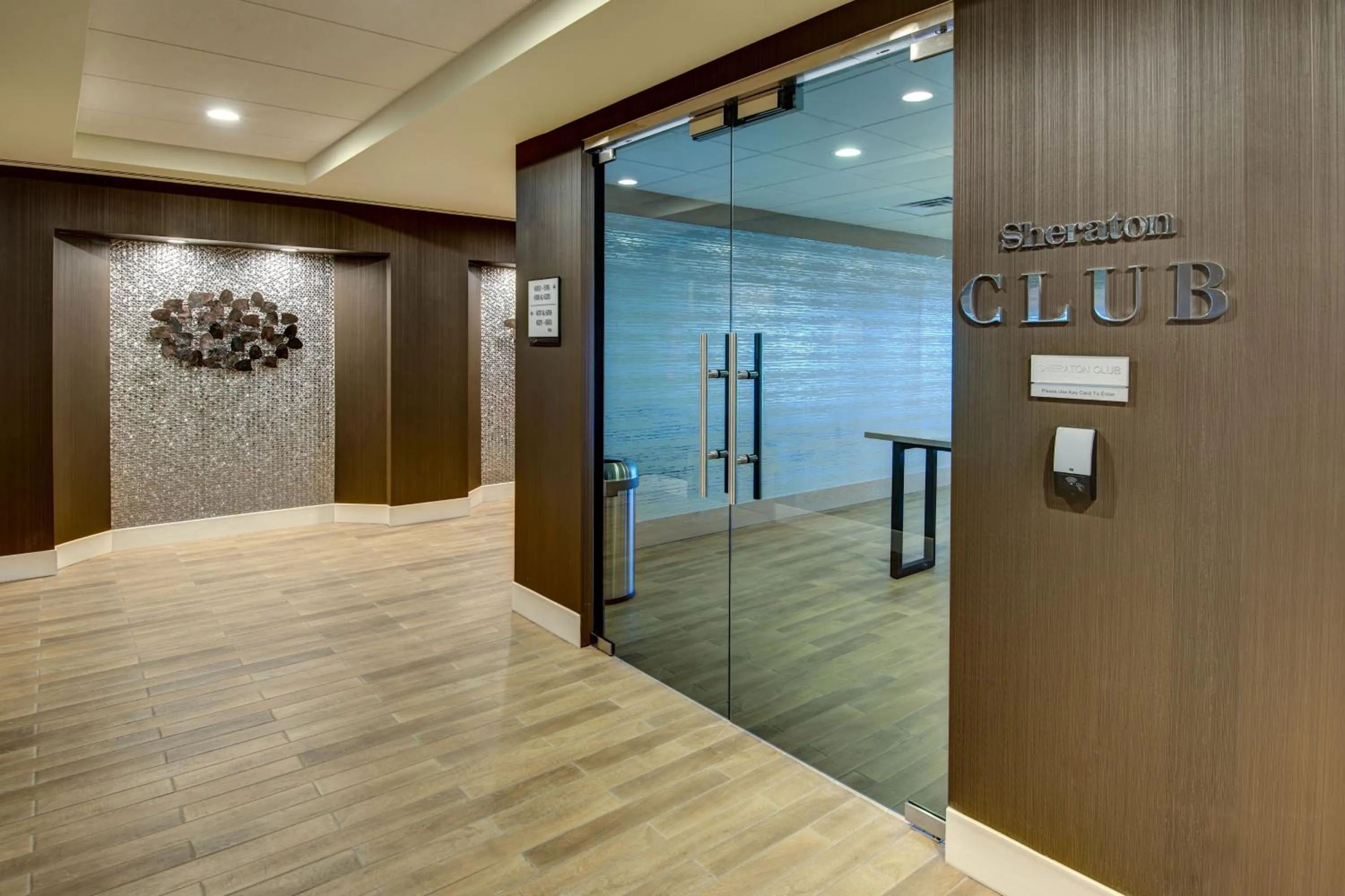 Lounge or bar in Sheraton Eatontown Hotel