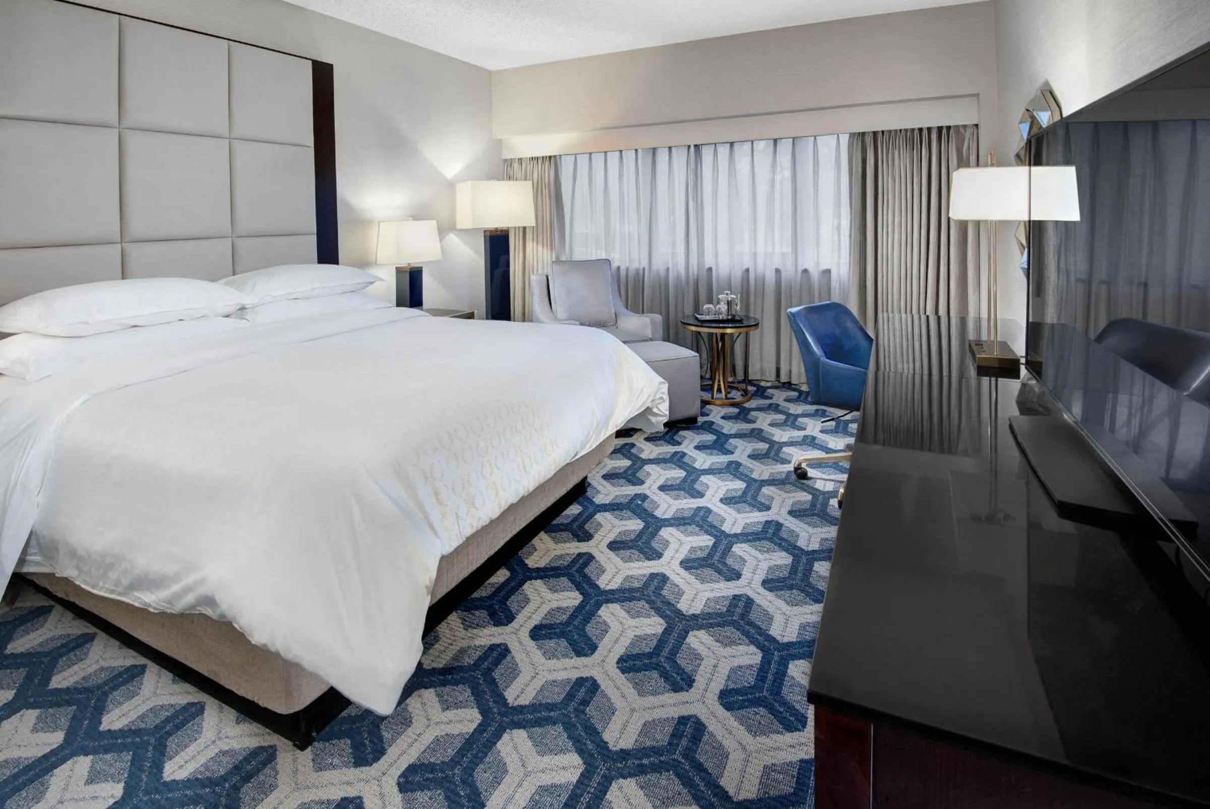 Bed in Sheraton Eatontown Hotel