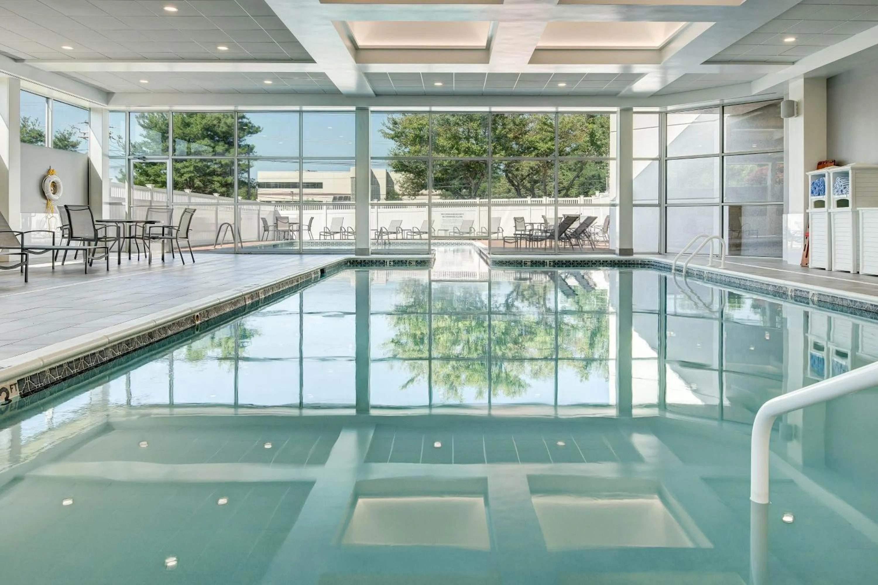 Swimming pool in Sheraton Eatontown Hotel