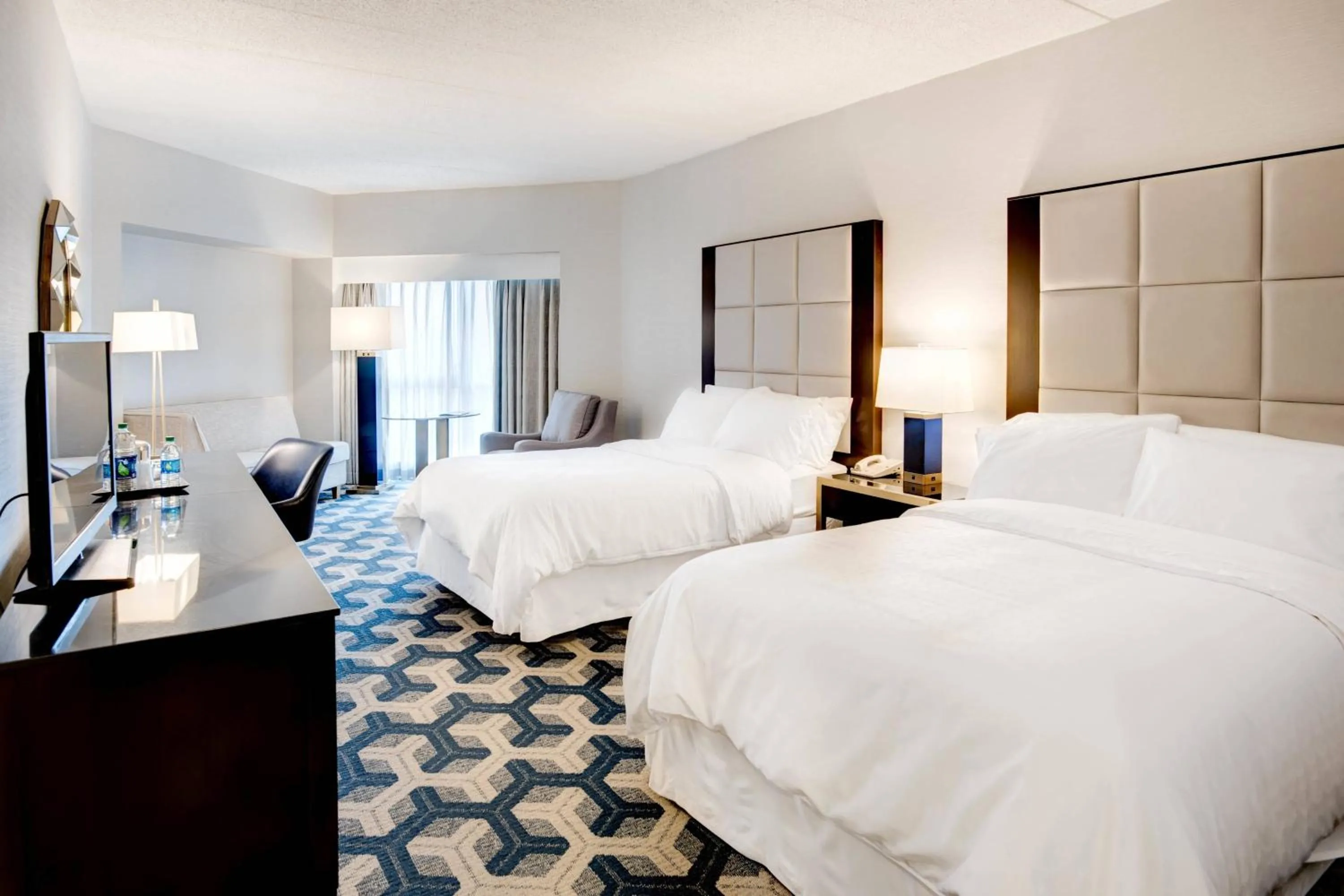 Photo of the whole room, Bed in Sheraton Eatontown Hotel