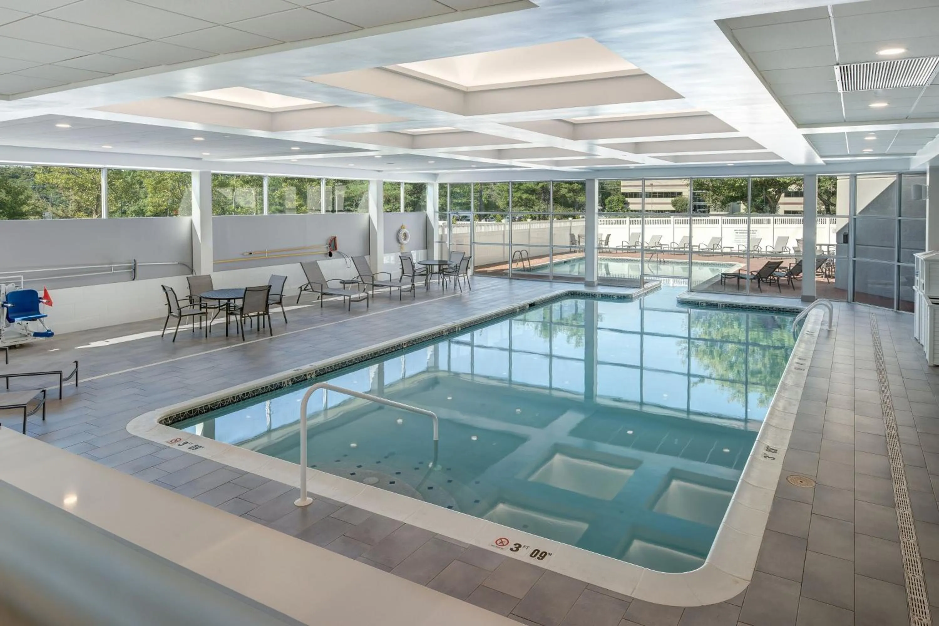 Swimming pool in Sheraton Eatontown Hotel