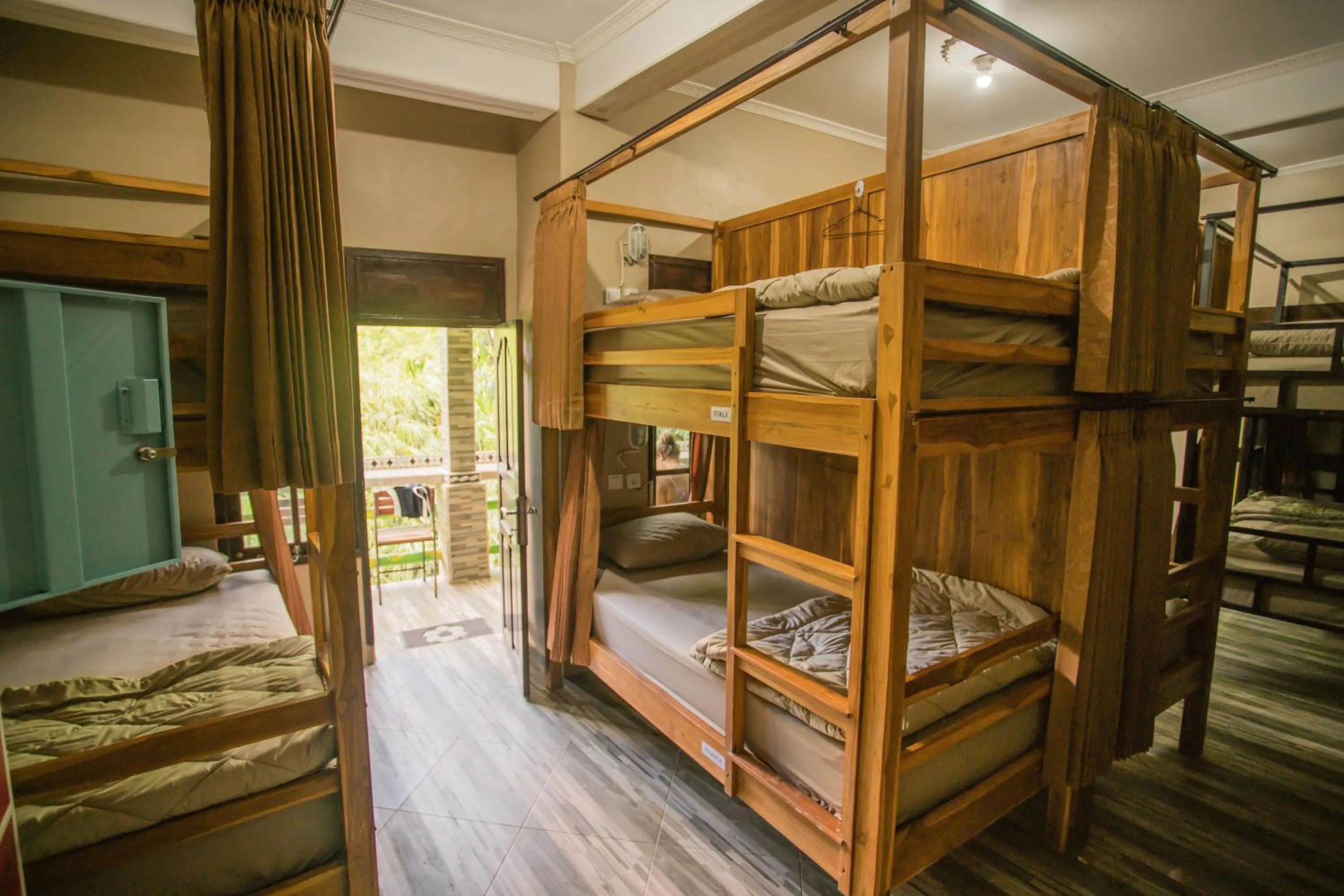 bunk bed, Bed in WW Backpackers