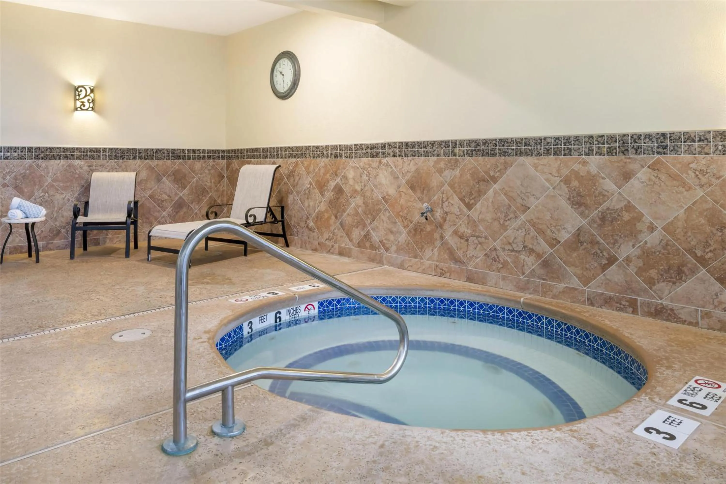 Pool view in Best Western PLUS Vineyard Inn and Suites