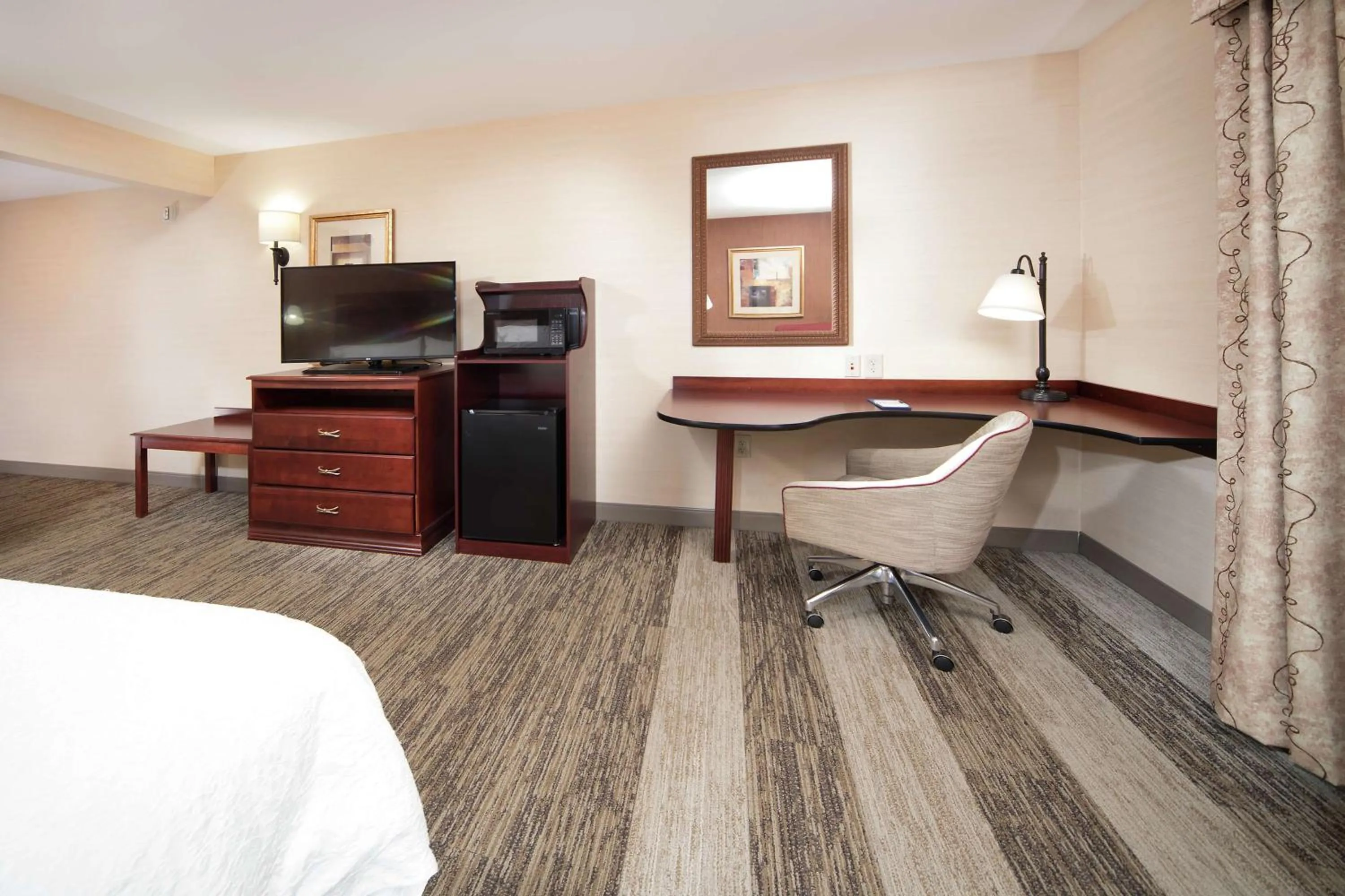 Bedroom, Bed in Hampton Inn & Suites Greensburg