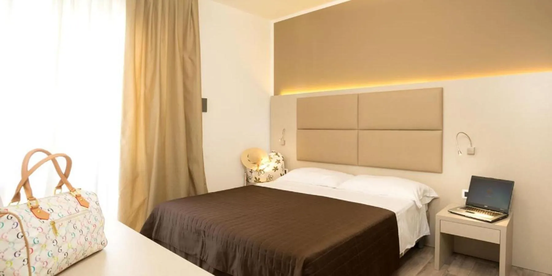 Bed in Hotel Trevi