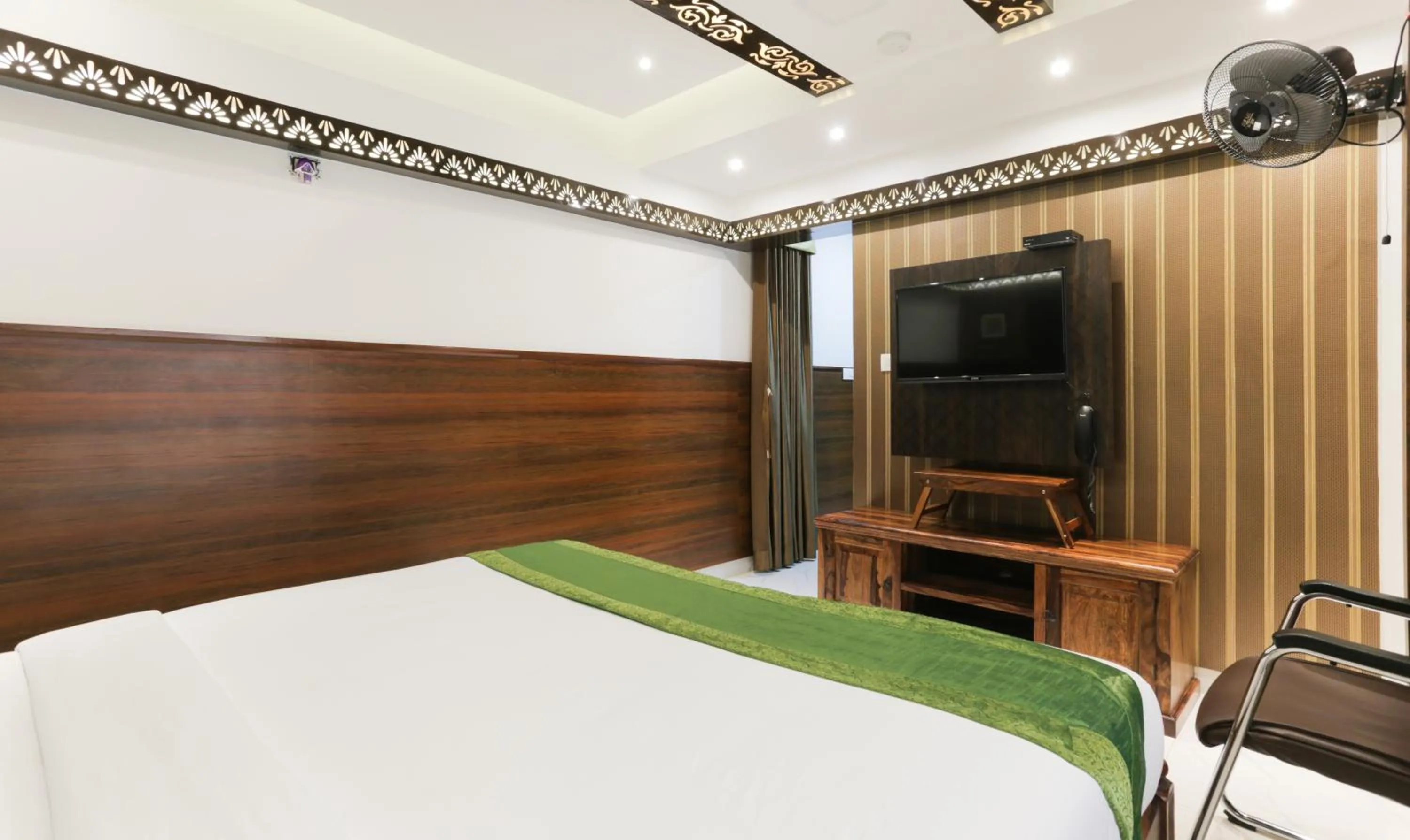 TV and multimedia, Bed in Hotel Dvaraka Inn