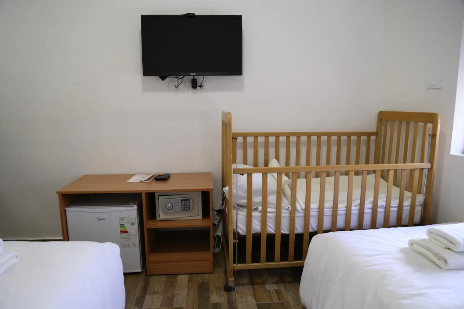 cot, Bed in Alrowwad Guest House