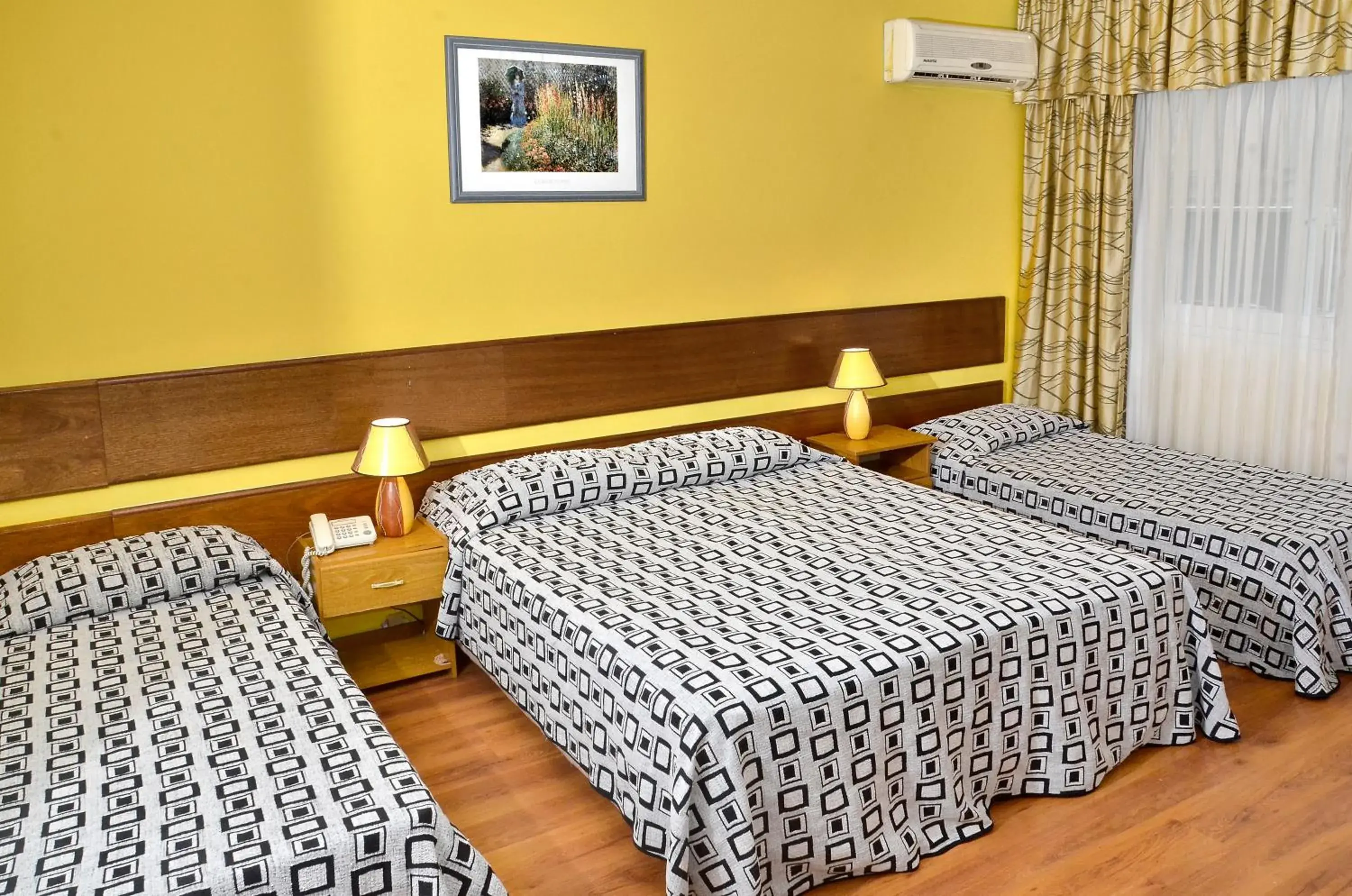 Standard Quadruple Room in Hotel Hispano Standard Quadruple Room in Hotel Hispano