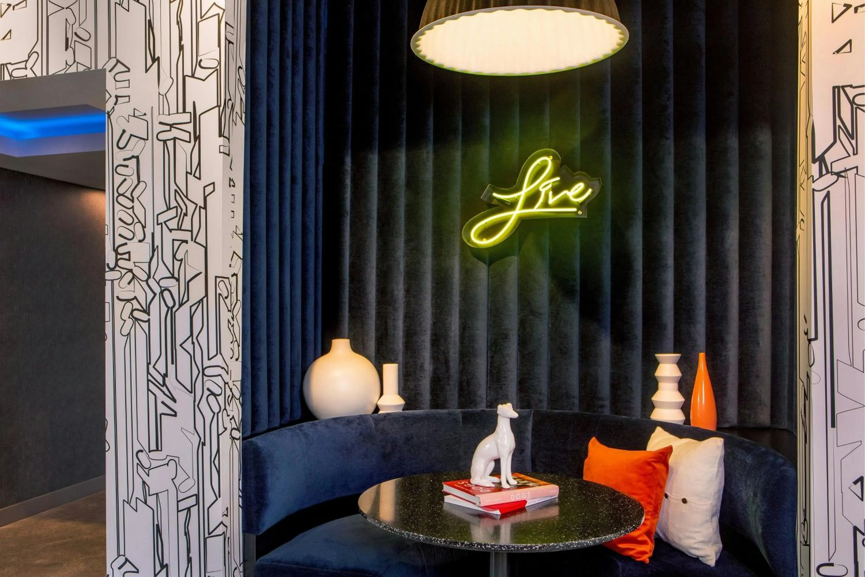 Lounge or bar in Aloft Framingham