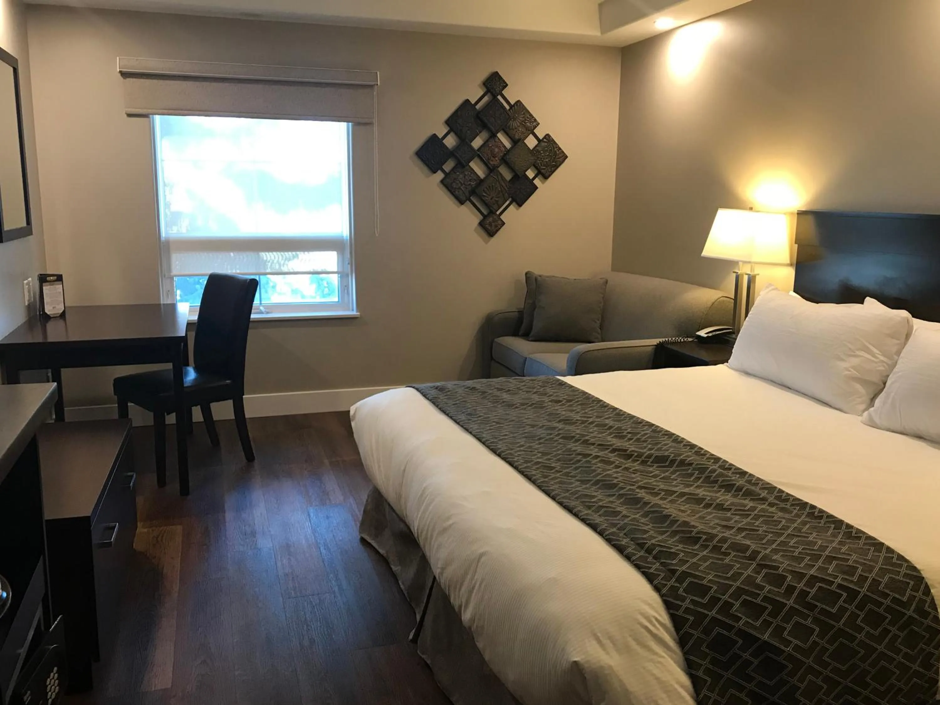 Bed in Chateau Louis Hotel & Conference Centre