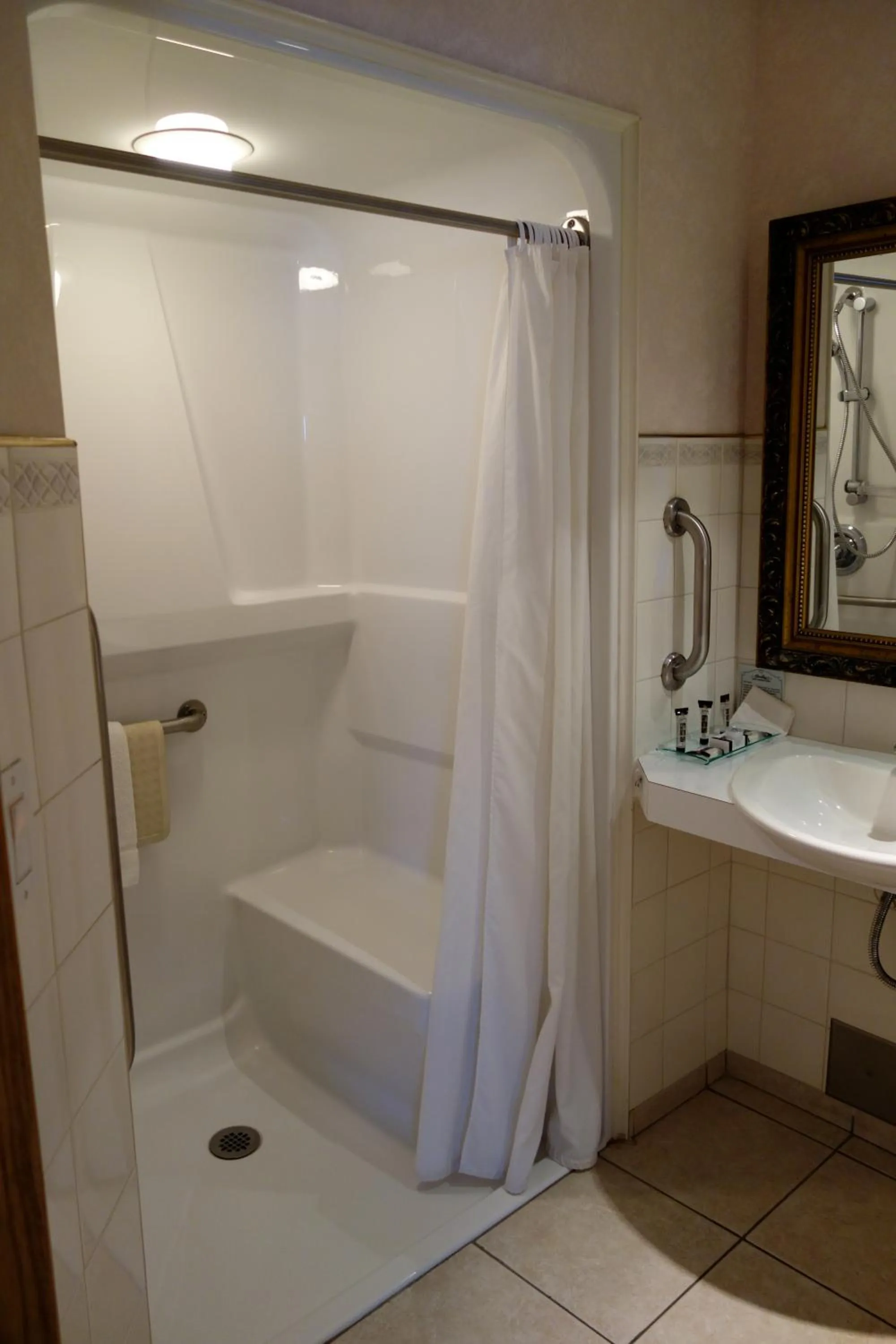 Bed in Chateau Louis Hotel & Conference Centre