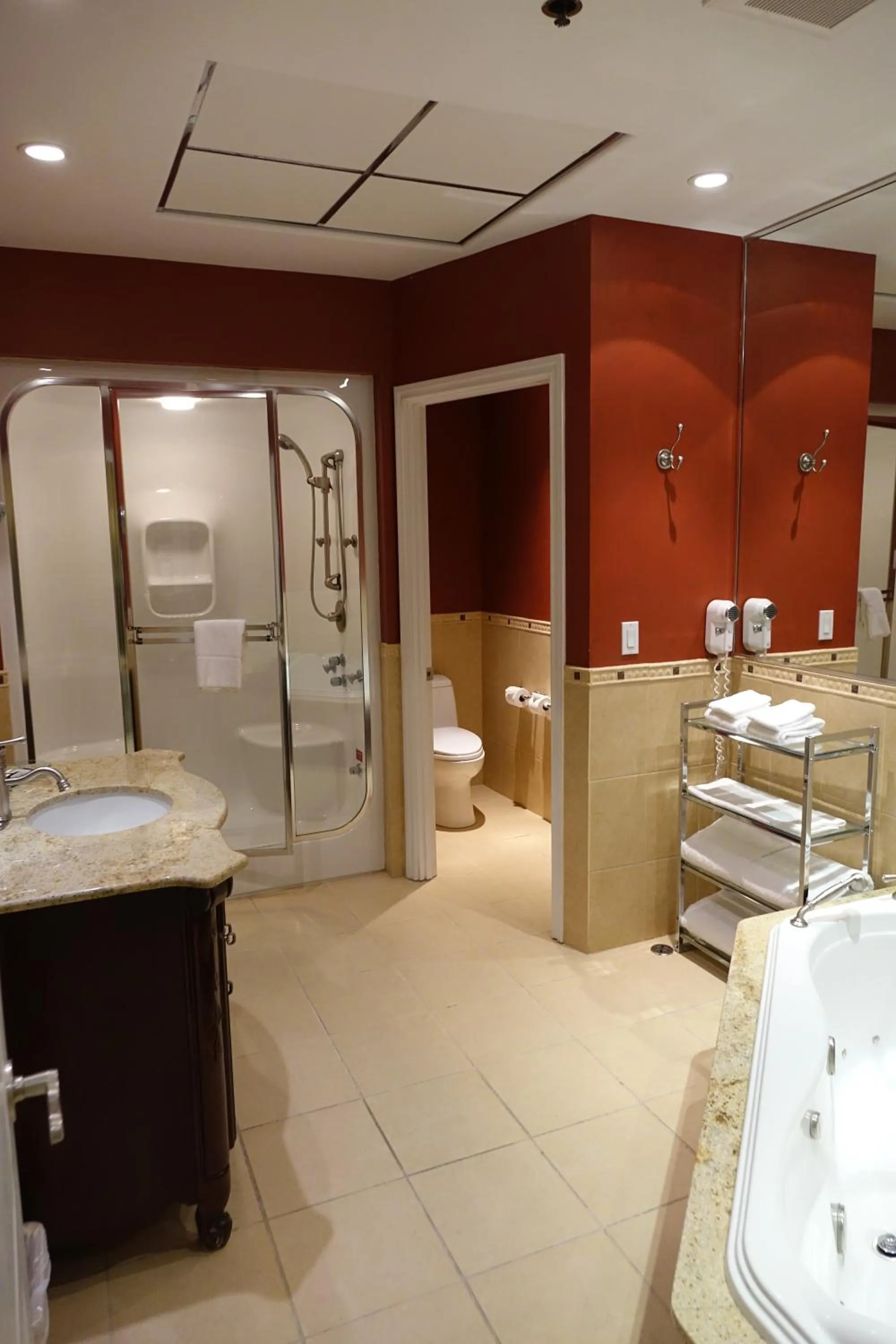 Bathroom in Chateau Louis Hotel & Conference Centre