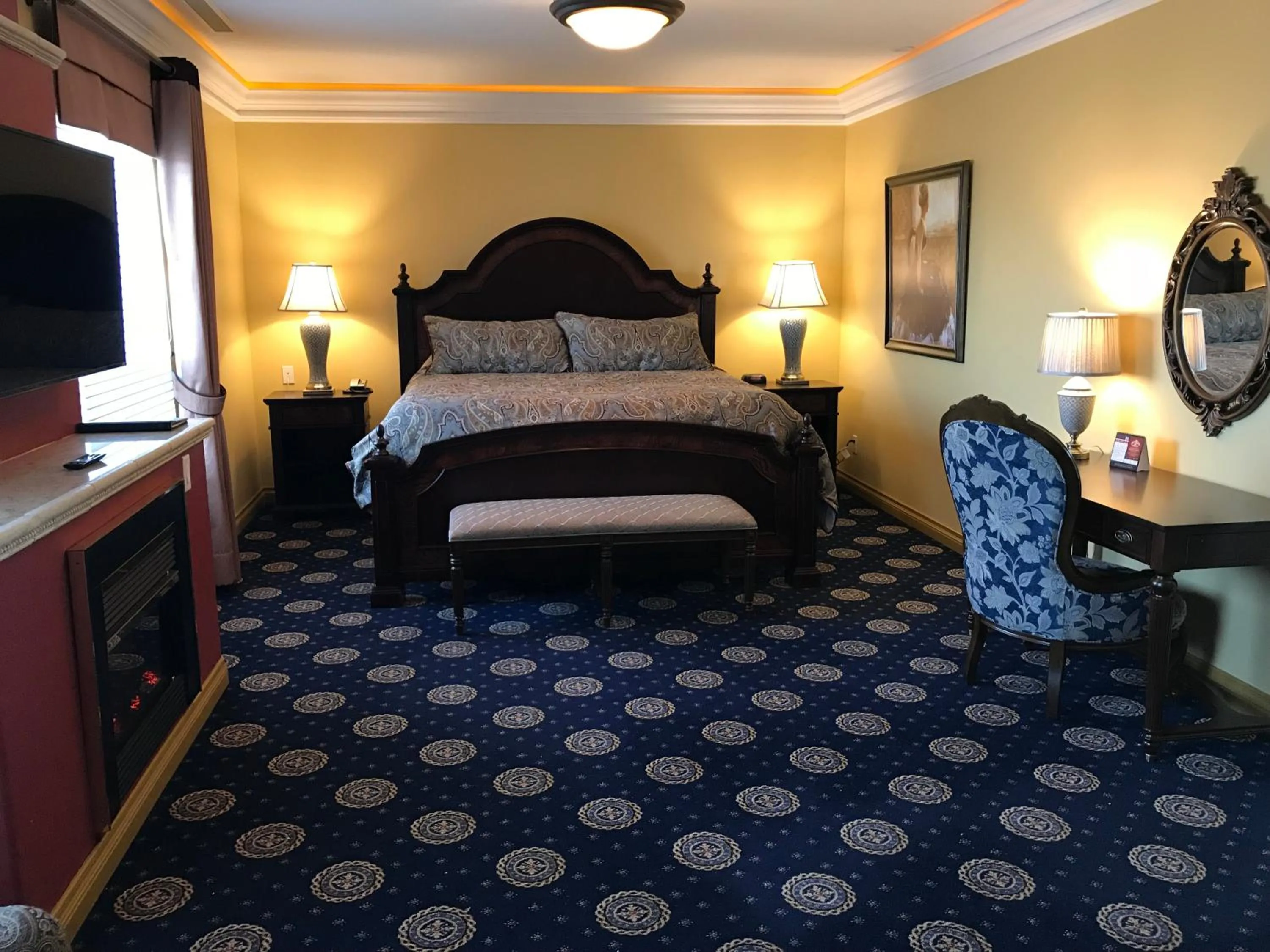 Living room, Bed in Chateau Louis Hotel & Conference Centre